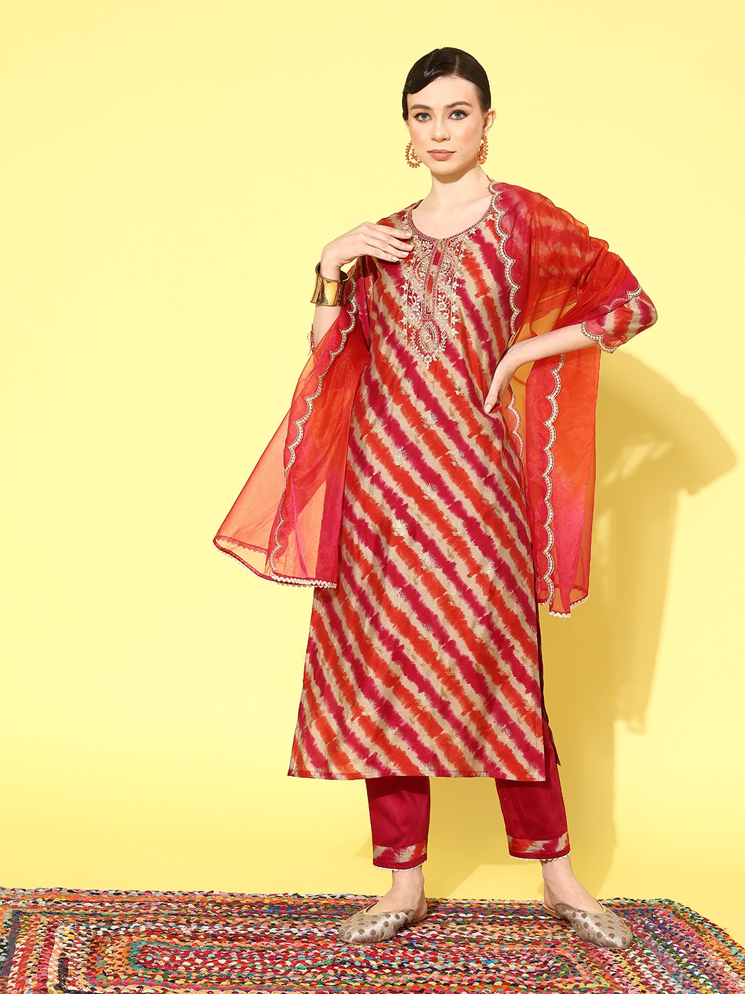 

Sangria Women Leheriya Printed Regular Sequinned Kurta with Trousers & With Dupatta, Magenta