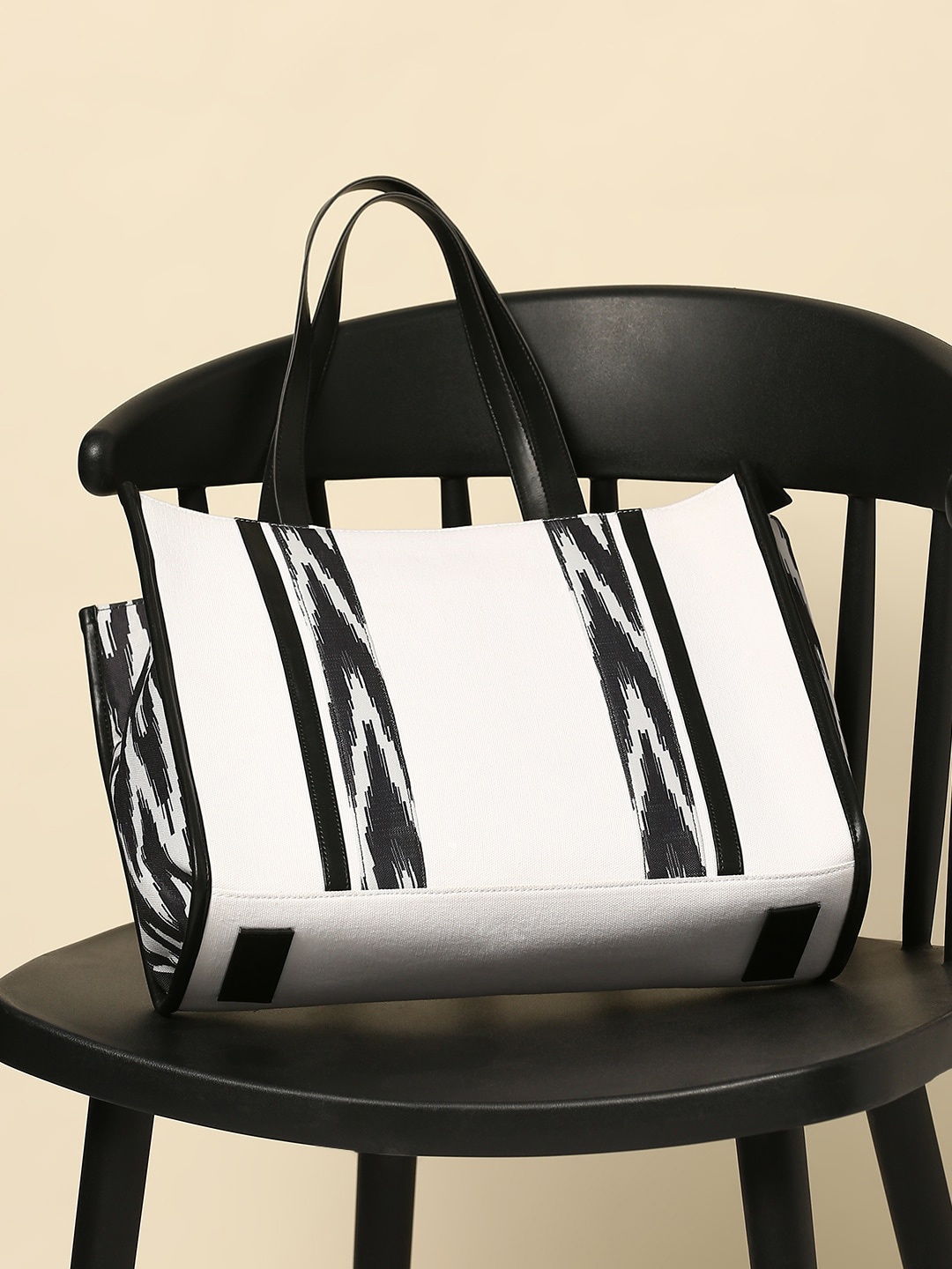 

Mast & Harbour White & Black Geometric Structured Tote Bag