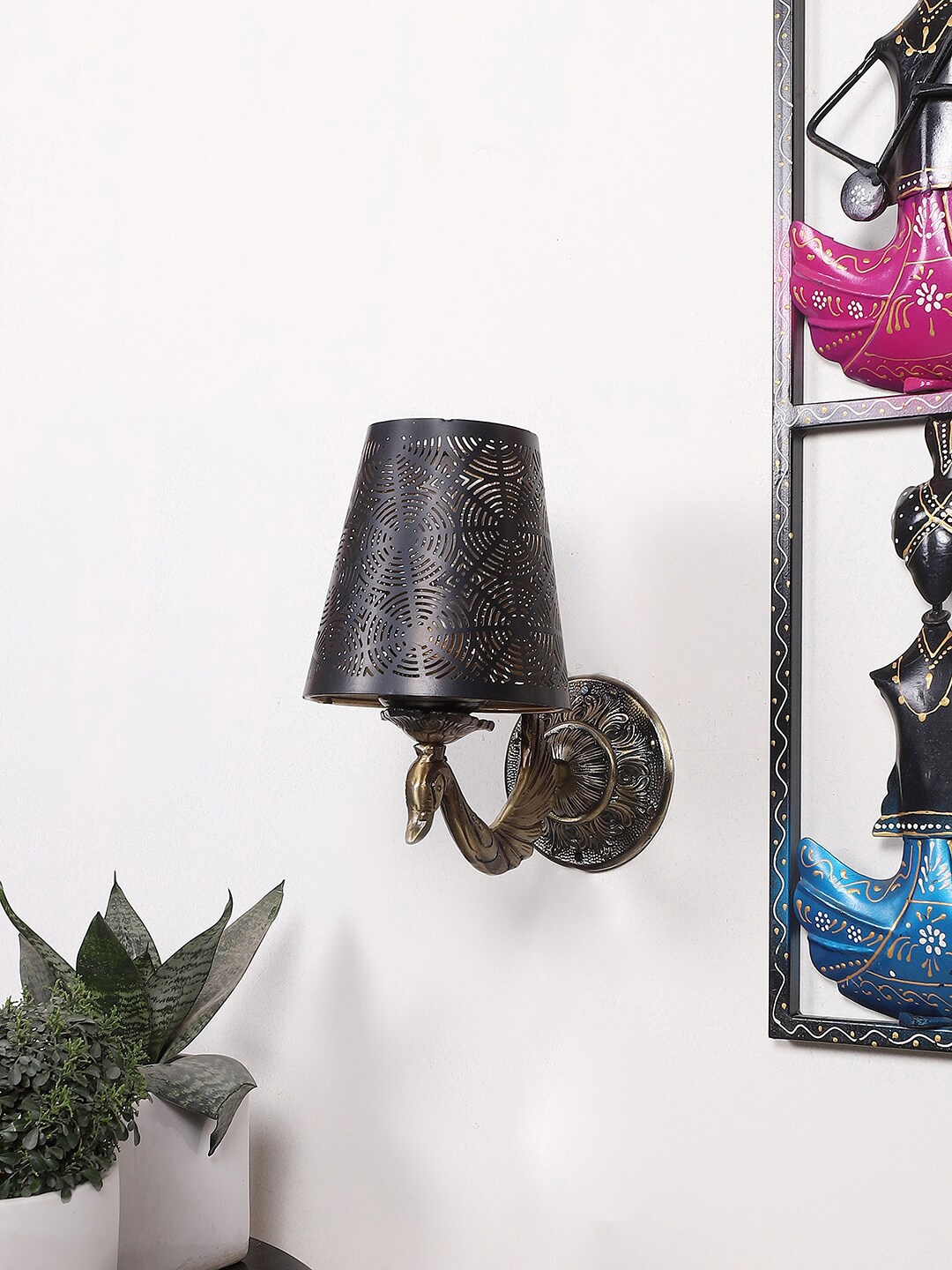 

Devansh Gold Toned & Black Textured Antique Wall Lamp With Etching Lamp Shade