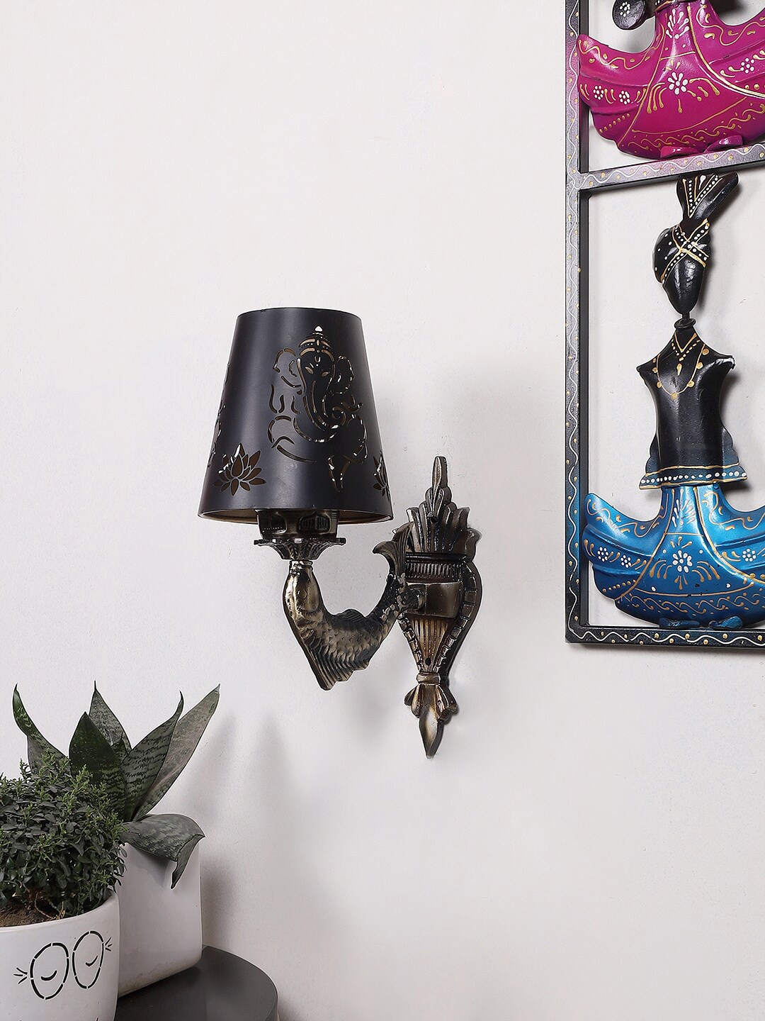 

Devansh Gold Toned & Black Textured Antique Wall Lamp With Etching Lamp Shade