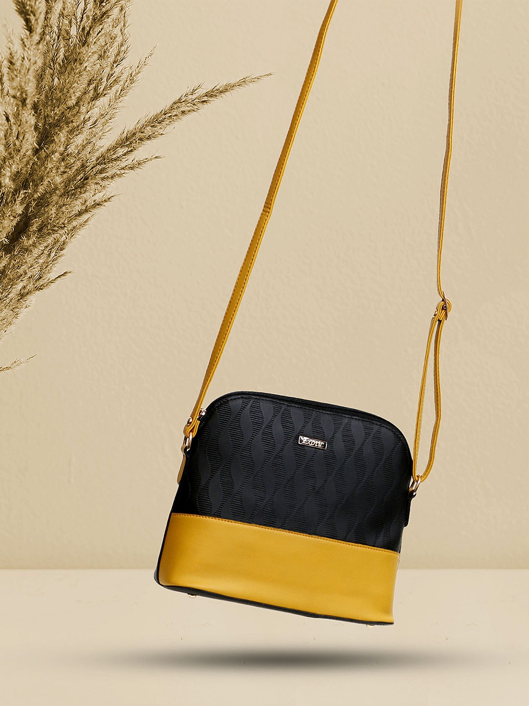 

Exotic Colourblocked Structured Sling Bag, Black
