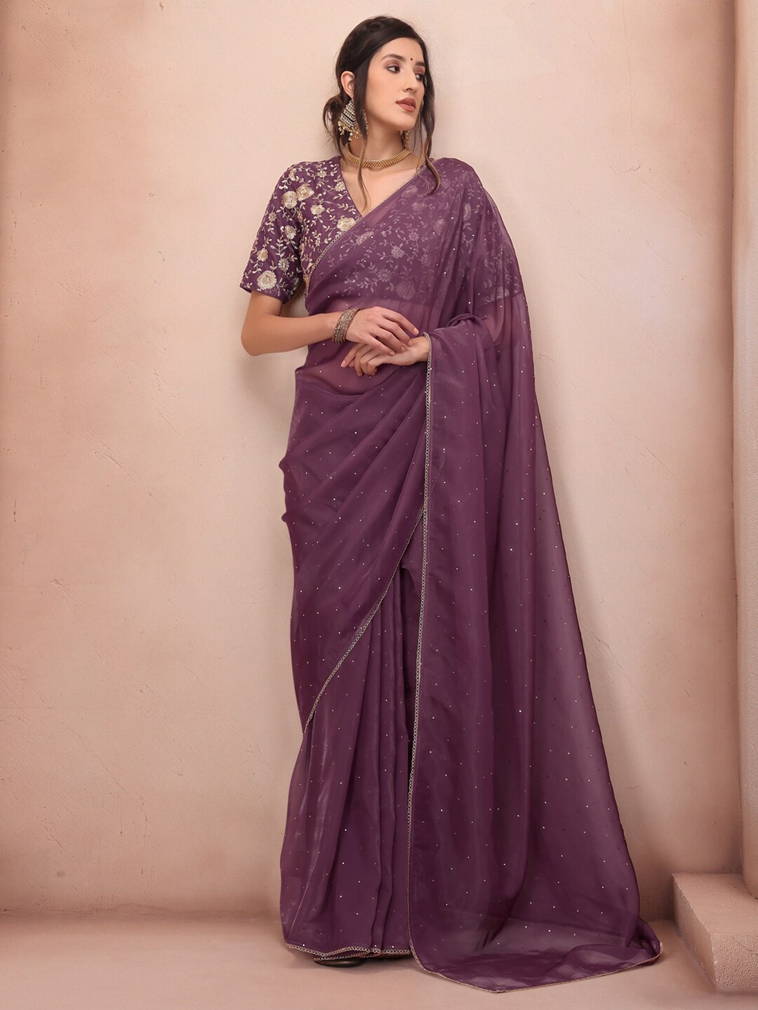 

Inddus Mauve & Gold-Toned Geometric Embellished Mukaish Organza Saree
