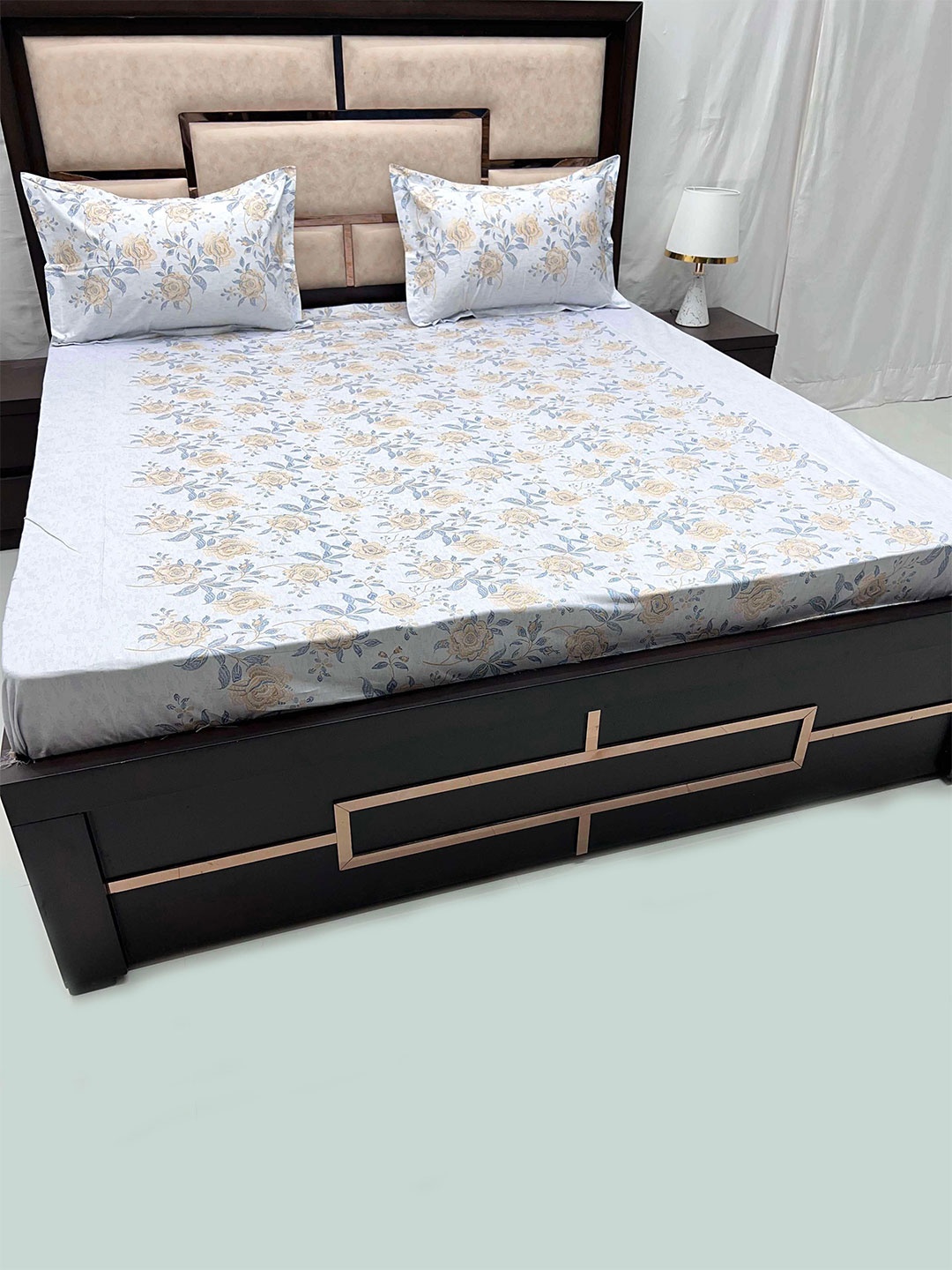 

Pure Decor Divine Fur Blue 400 TC Pure Cotton Super King Bedsheet & 2 Pillow Covers, White
