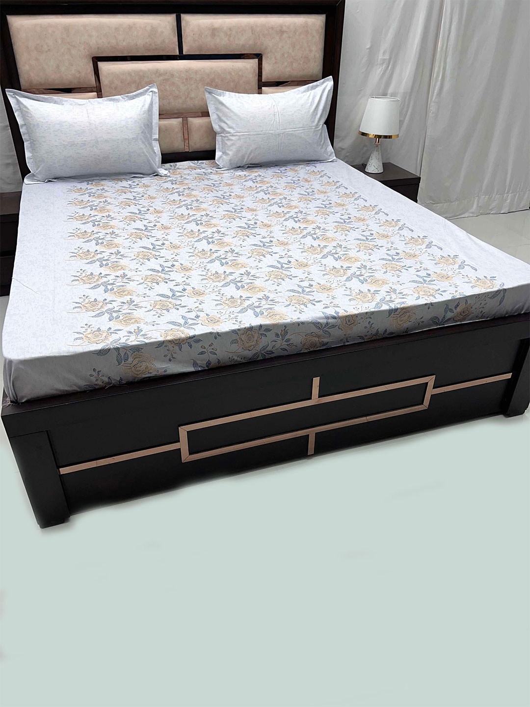 

Pure Decor Divine Fur Grey 400 TC Pure Cotton Super King Bedsheet & 2 Pillow Covers