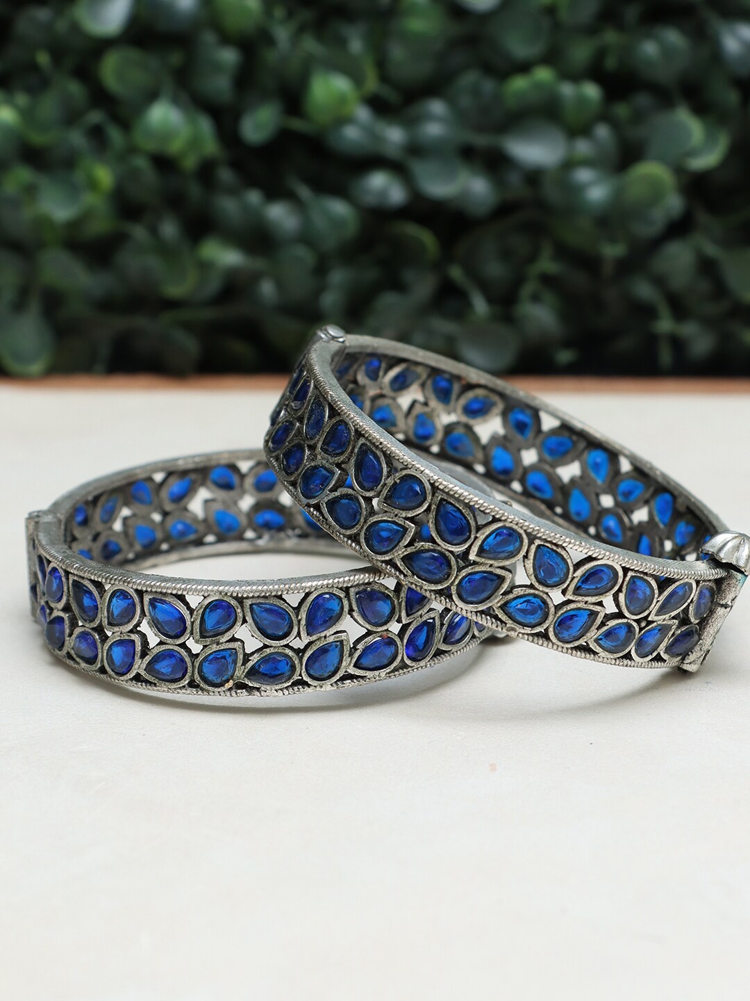 

Ozanoo Set of 2 Silver-Plated Stone-Studded Oxidised Bangles