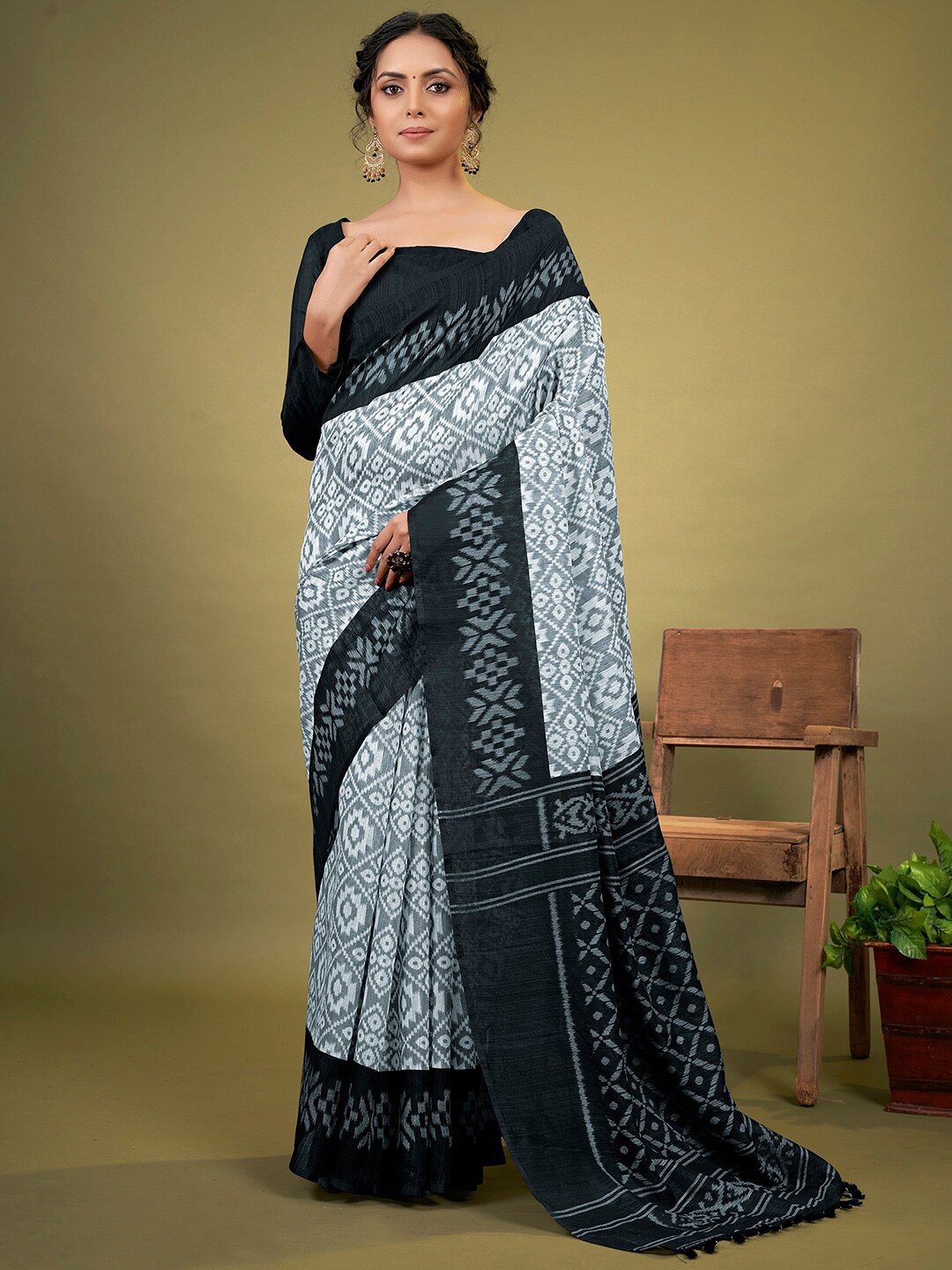 

KALINI Ethnic Motifs Printed Ikat Saree, Grey