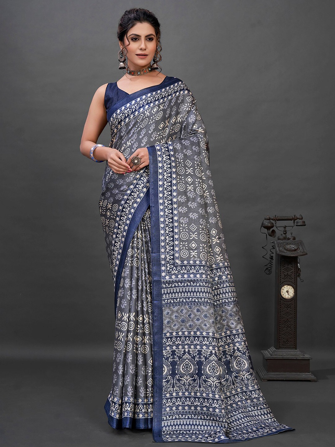 

KALINI Ethnic Motif Printed Saree, Grey