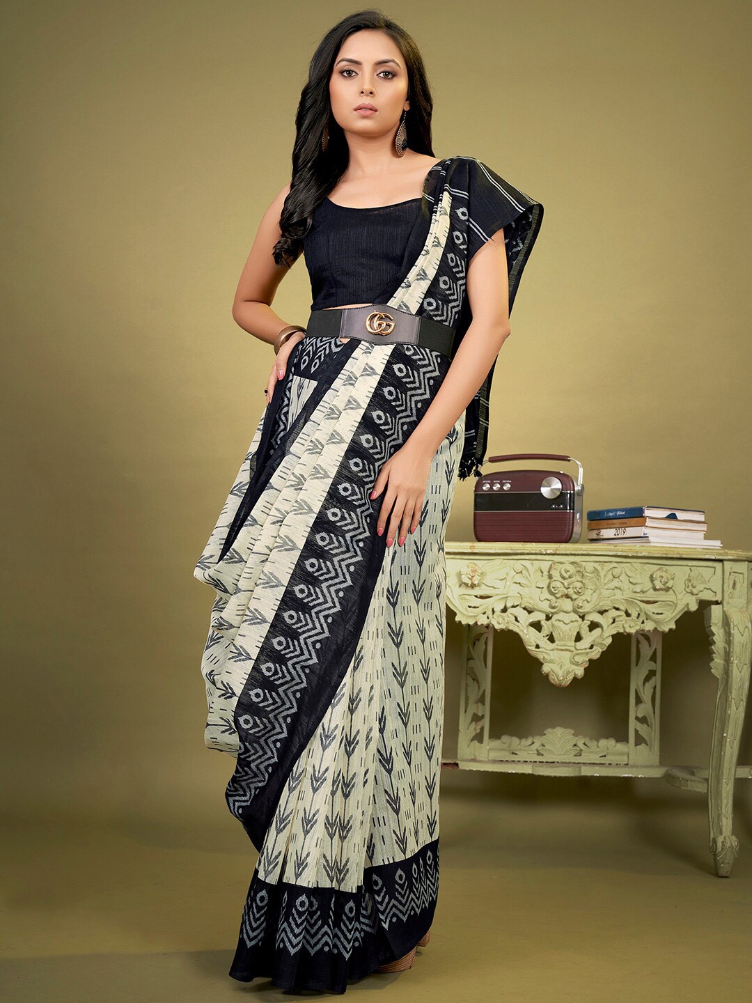 

KALINI Ethnic Motifs Printed Saree, Off white