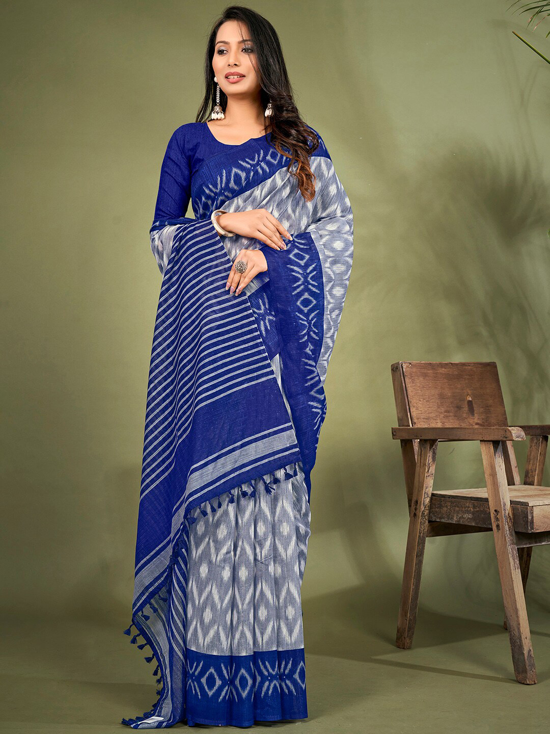 

KALINI Ethnic Motifs Ikat Saree, Grey