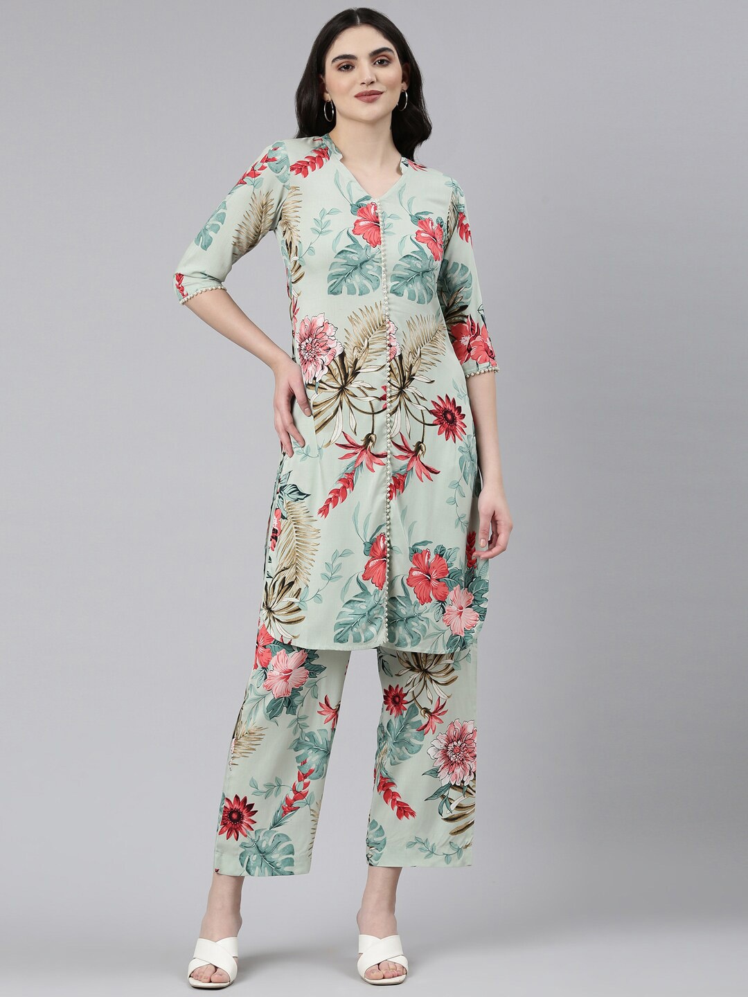 

Neerus Floral Printed Regular Beads and Stones Kurta with Trousers, Green