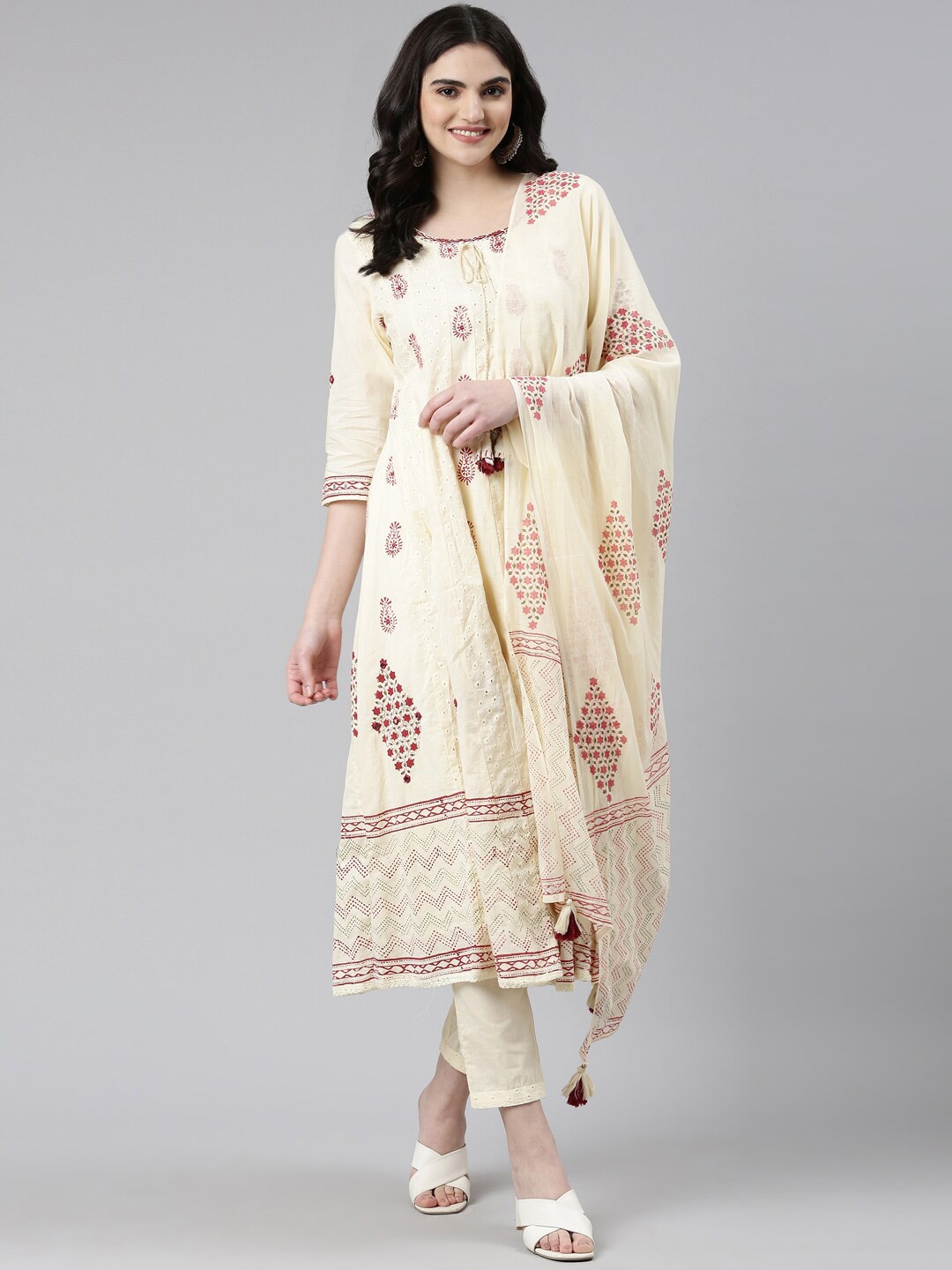 

Neerus Ethnic Motifs Printed Regular Pure Cotton Kurta with Trousers & With Dupatta, Cream