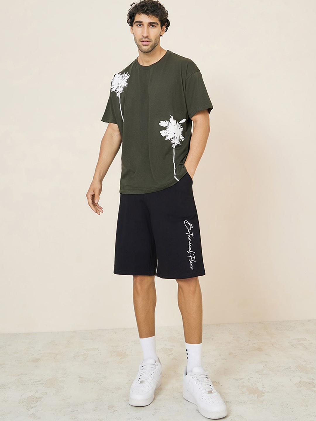

Styli Men Slogan Print Oversized Shorts, Black