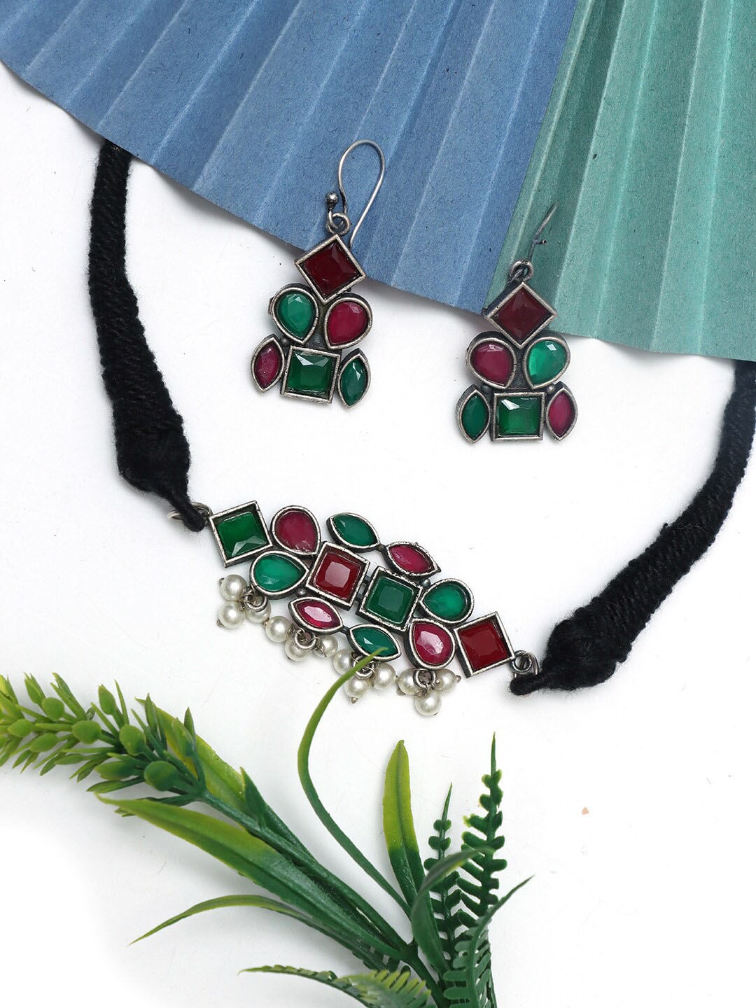 

Ozanoo Silver-Plated Kundan-Studded Jewellery Set