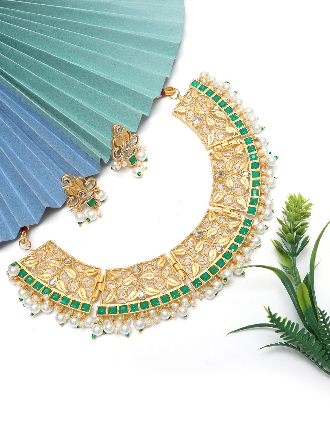 

Ozanoo Gold-Plated Kundan-Studded Jewellery Set