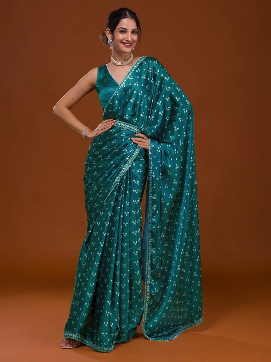 

VEERAX Bandhani Printed Sequinned Satin Saree, Green