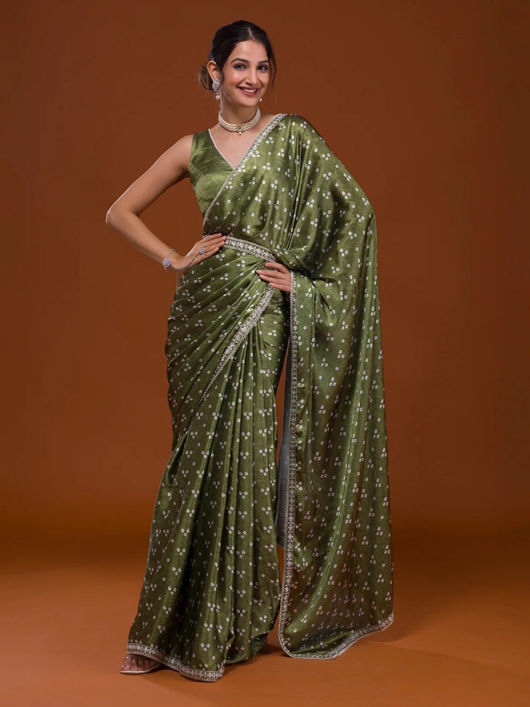 

VEERAX Bandhani Printed Sequinned Satin Saree, Green