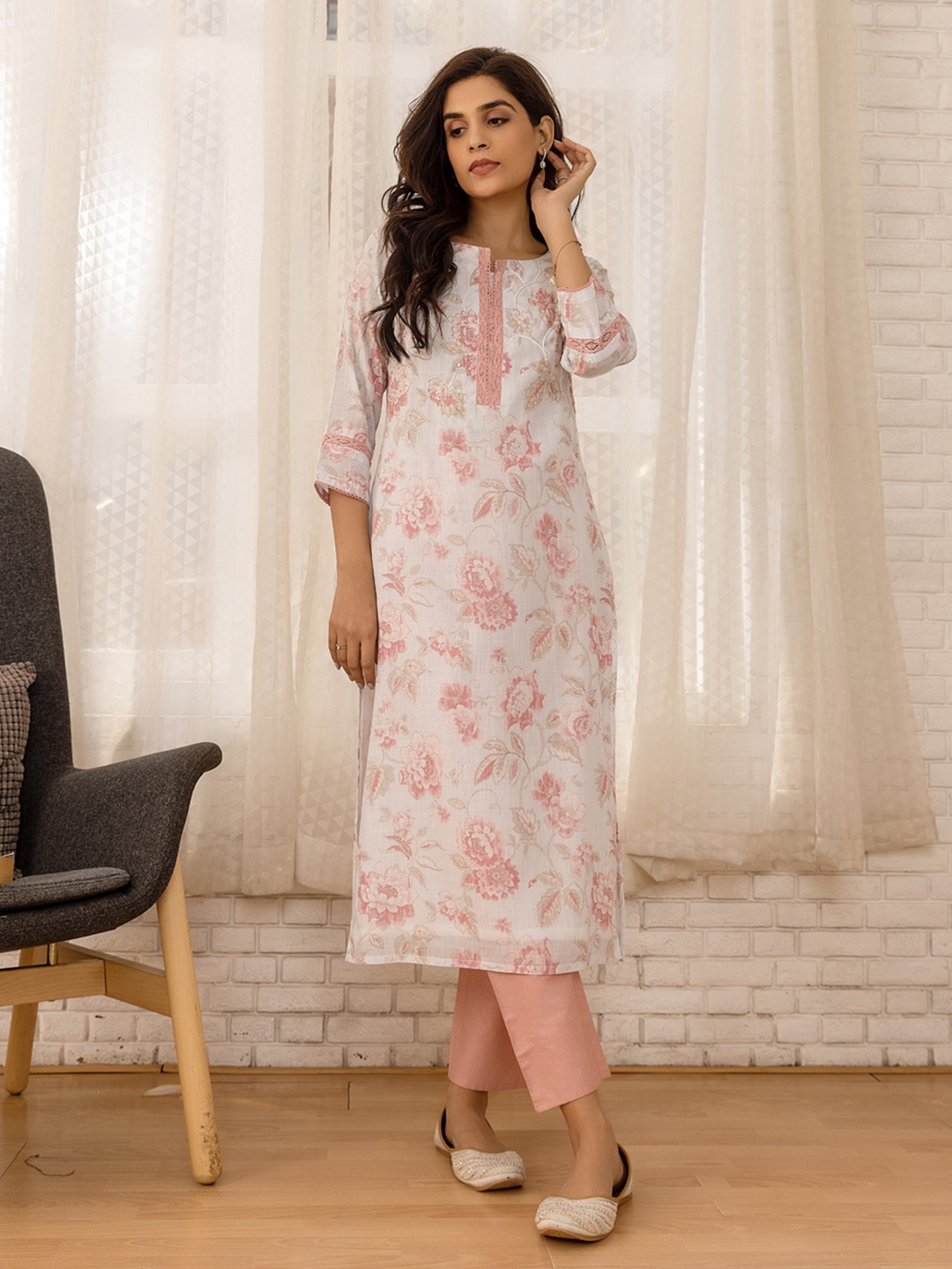 

Ishin Off White Floral Printed Regular Sequinned Kurta with Trousers