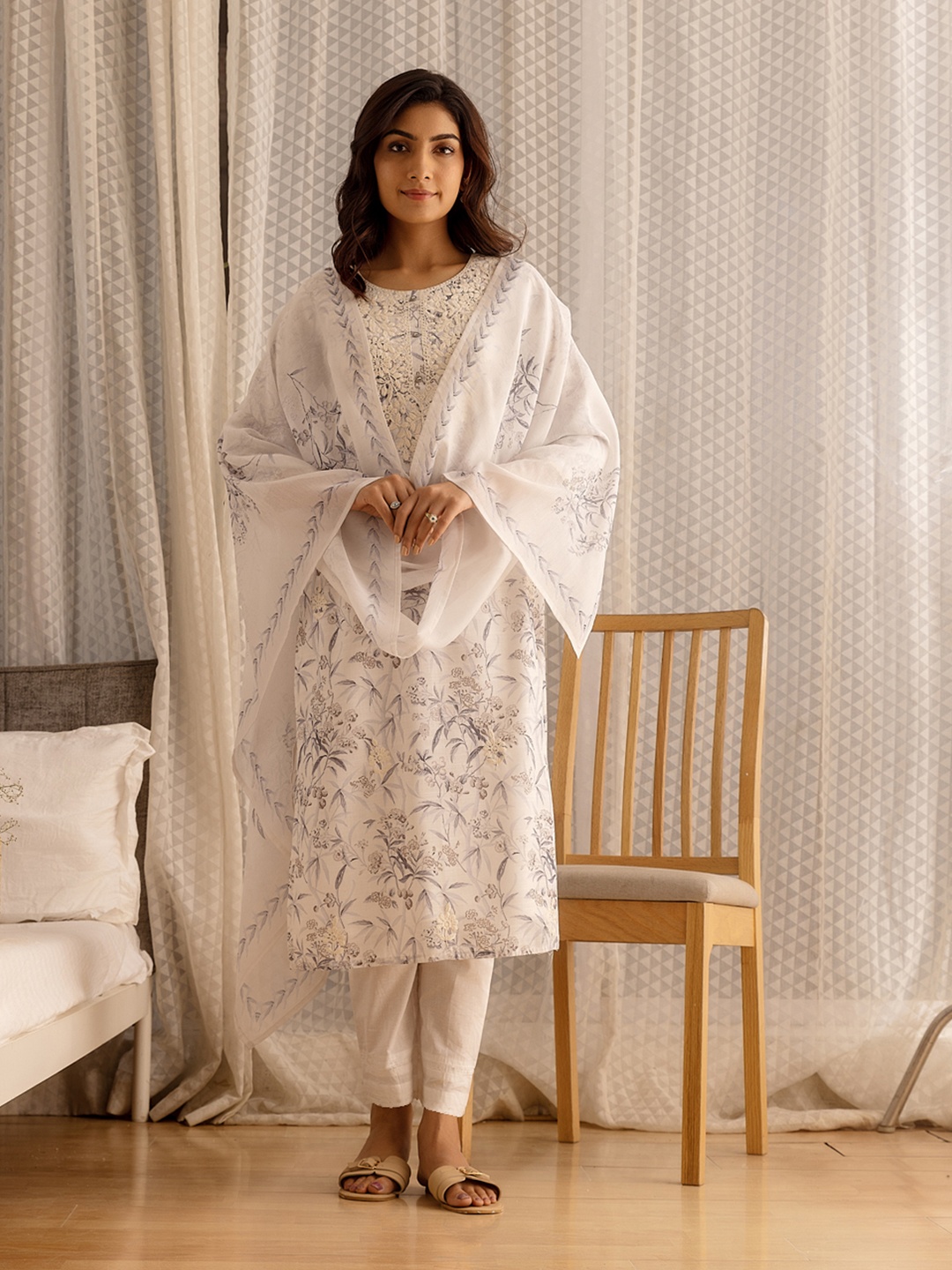 

Ishin White Floral Printed Regular Thread Work Linen Kurta with Trousers & With Dupatta