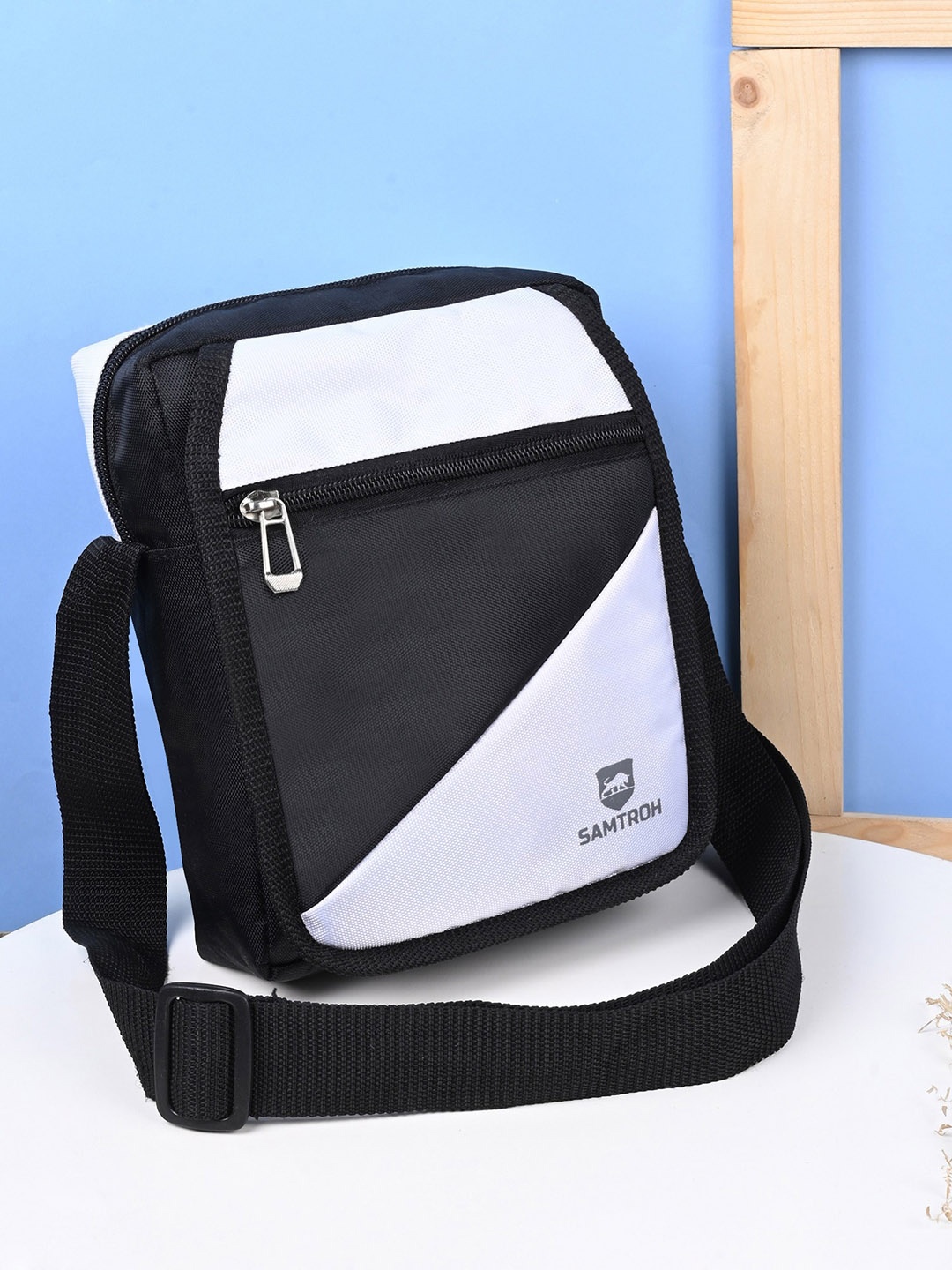 

SAMTROH Colourblocked Structured Sling Bag, Black