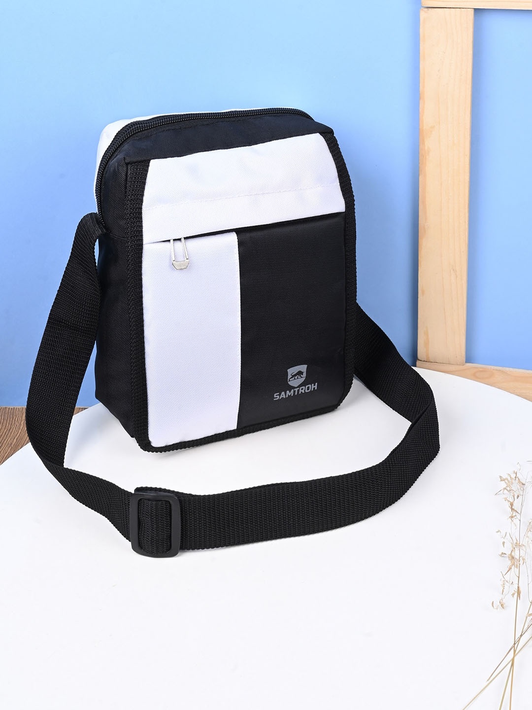 

SAMTROH Colourblocked Structured Sling Bag, Black