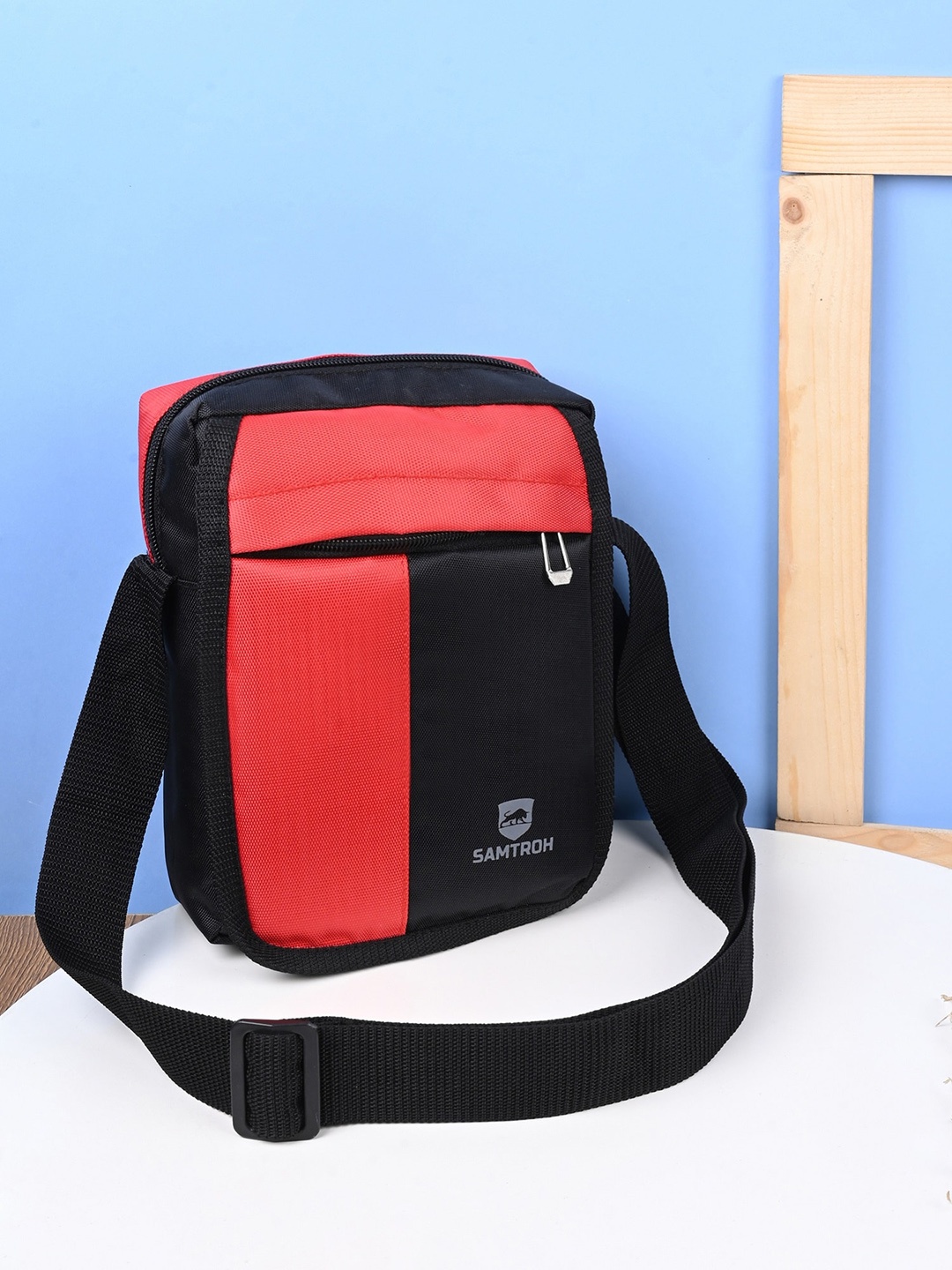 

SAMTROH Colourblocked Structured Sling Bag, Black