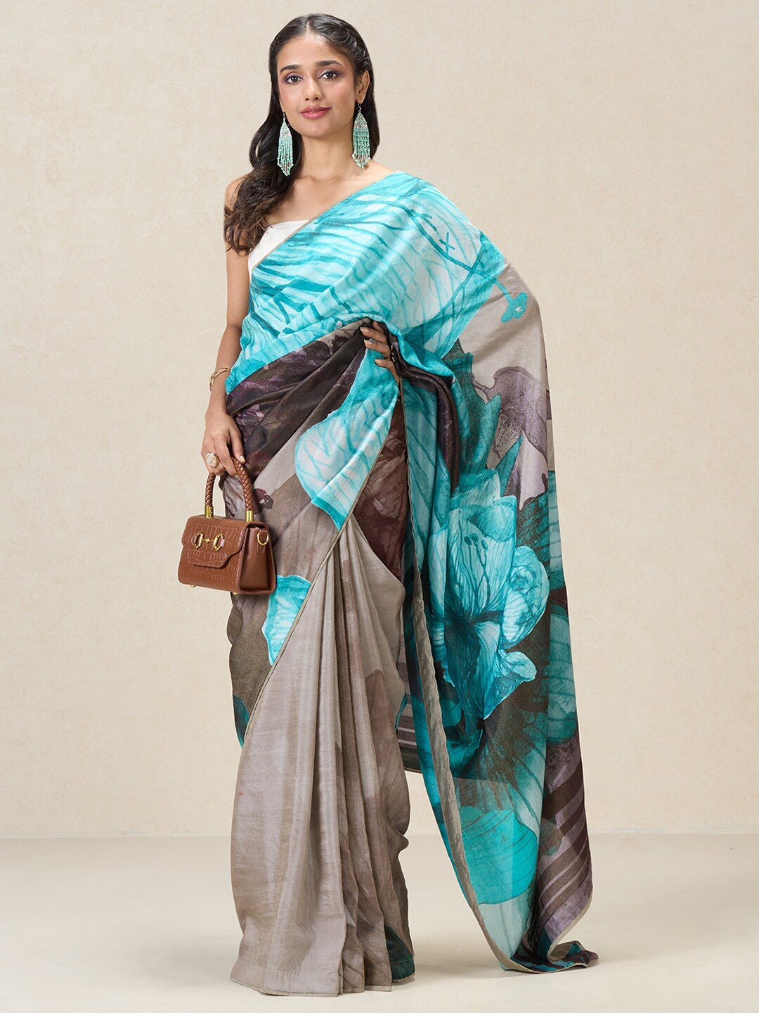 

navyasa by liva Floral Printed Saree, Grey