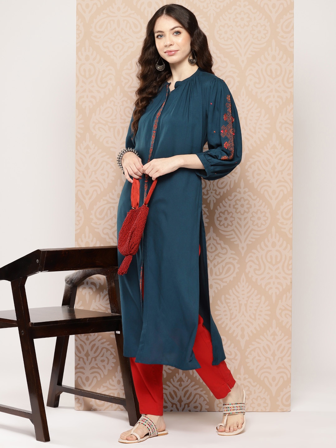 

Janasya Women Floral Embroidered Thread Work Kurta, Blue