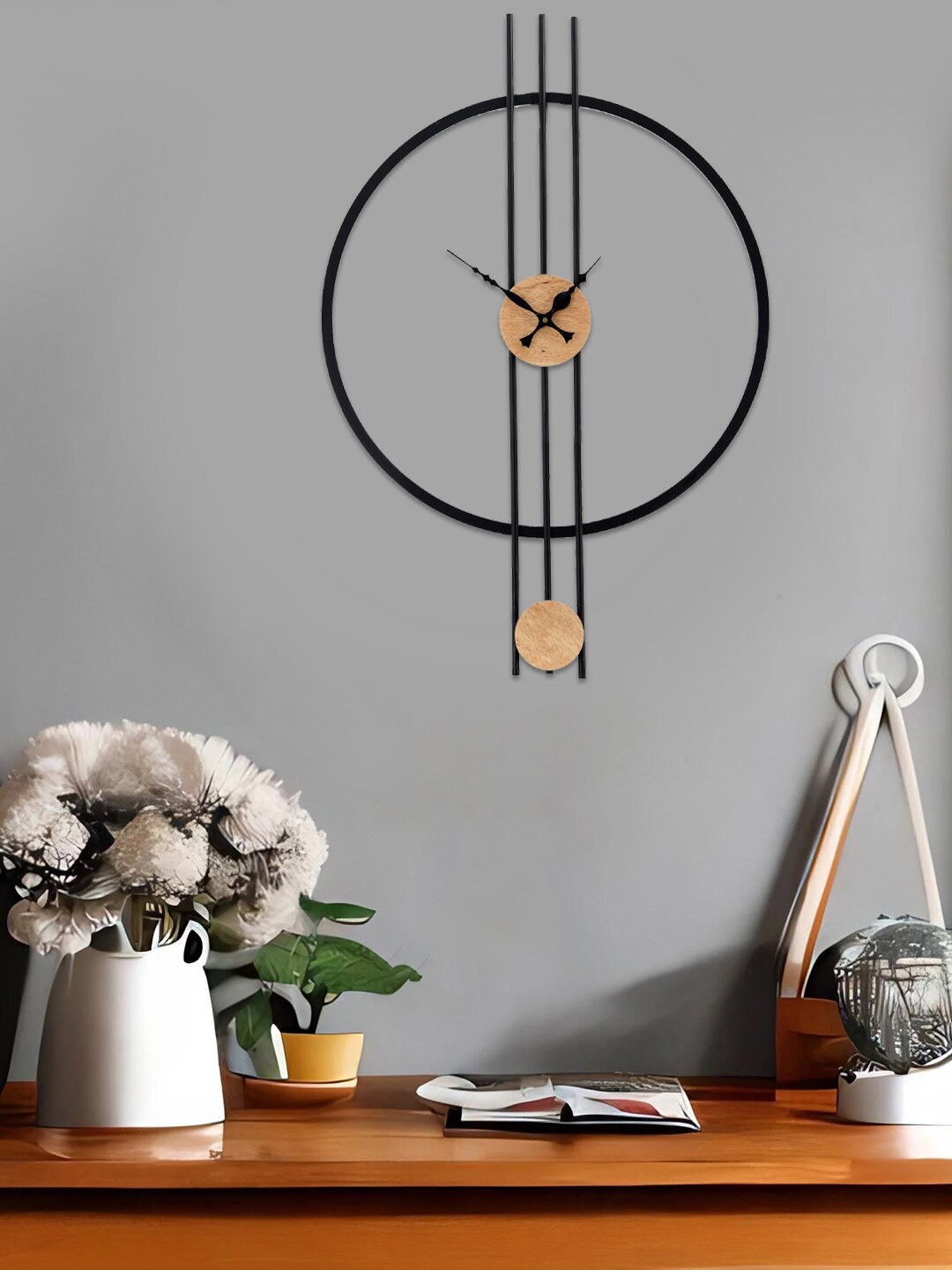 Aapno Rajasthan Black Contemporary Wall Clock