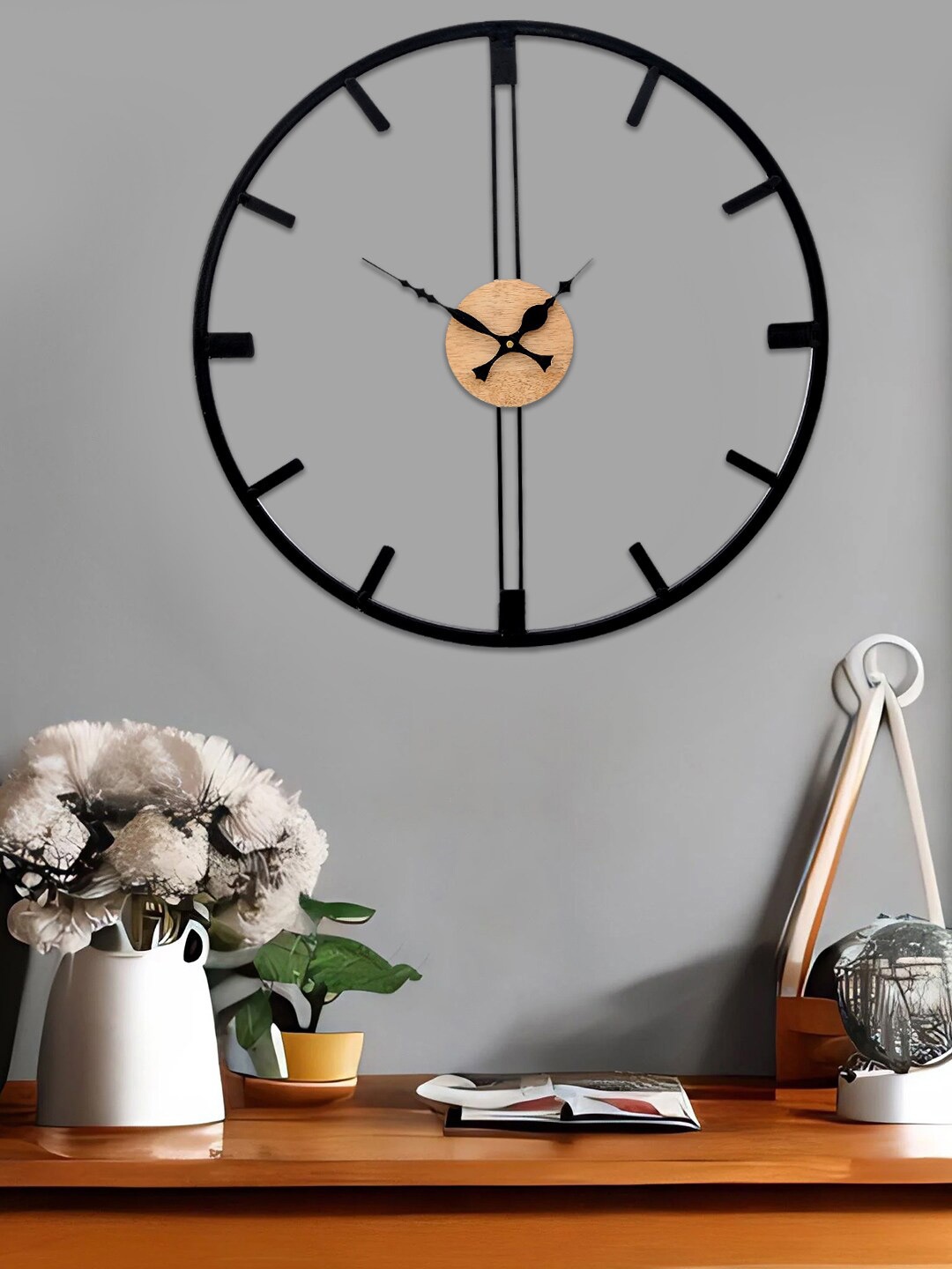 

Aapno Rajasthan Black Contemporary Wall Clock