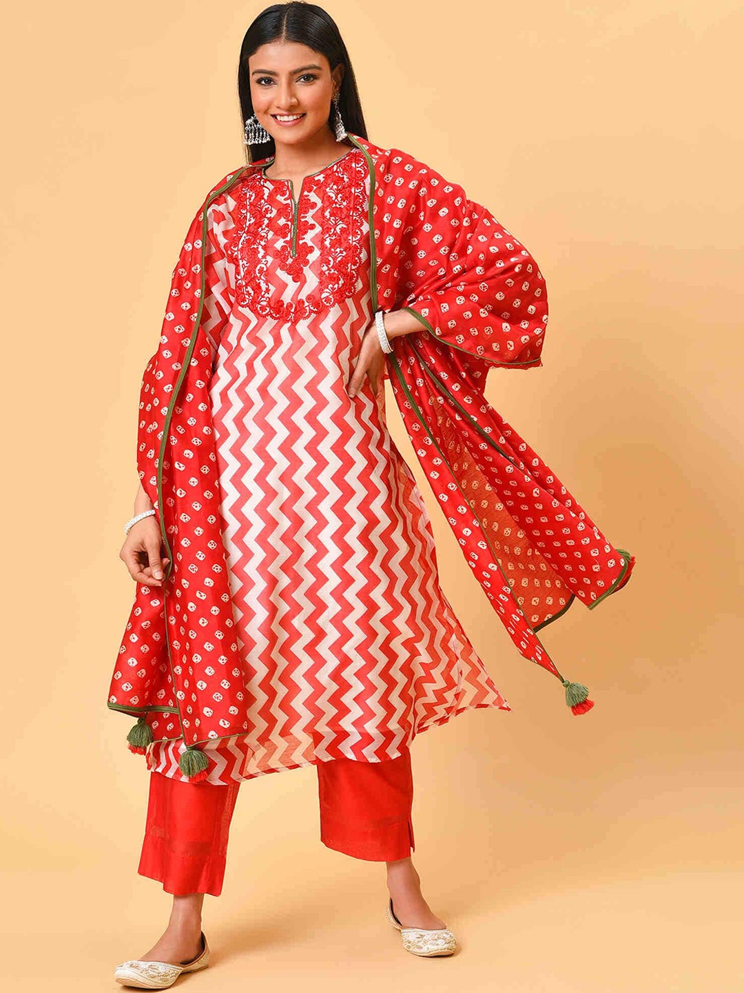 

NUHH Chevron Printed Regular Kurta With Trousers & Dupatta, Red