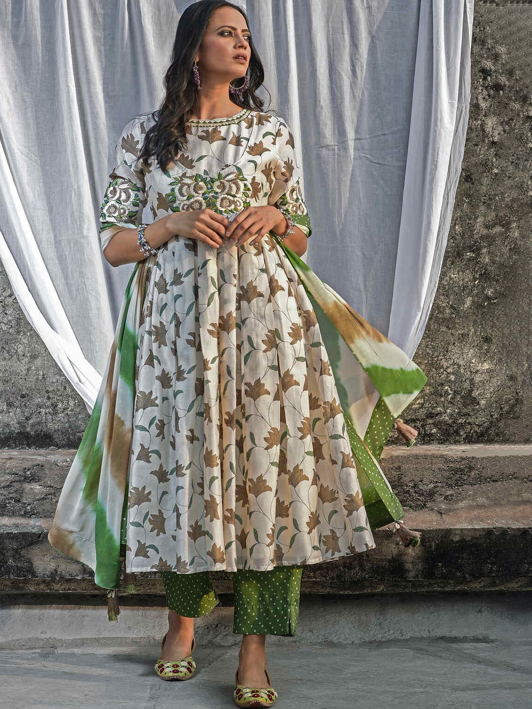 

NUHH Floral Printed Empire Kurta With Trousers & Dupatta, Off white