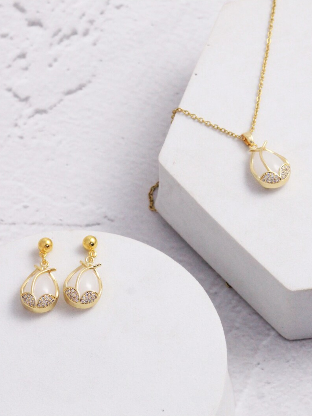 

SALTY Stone-Studded Anti-tarnish Exquisite Swiss Earrings & Necklace, Gold
