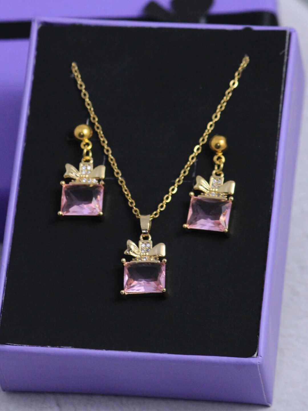 

SALTY Anti-Tarnish Stainless Steel Studded Pendant Set, Gold