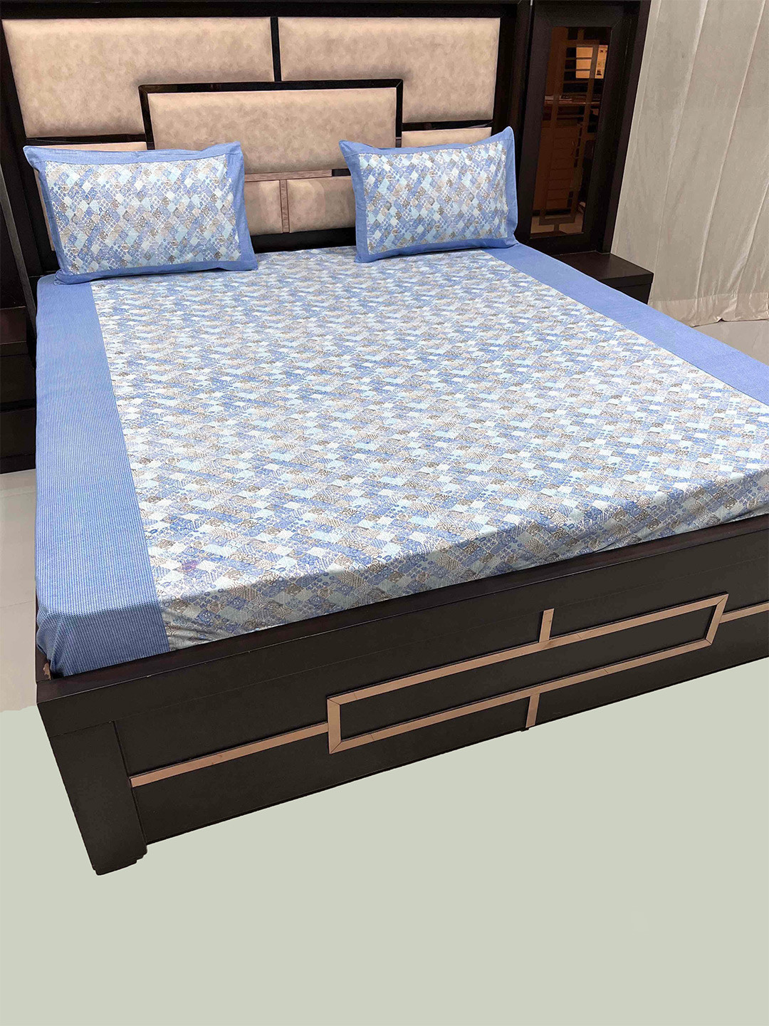 

Pure Decor Evoque Blue & White Printed 350 TC Pure Cotton King Bedsheet & 2 Pillow Covers
