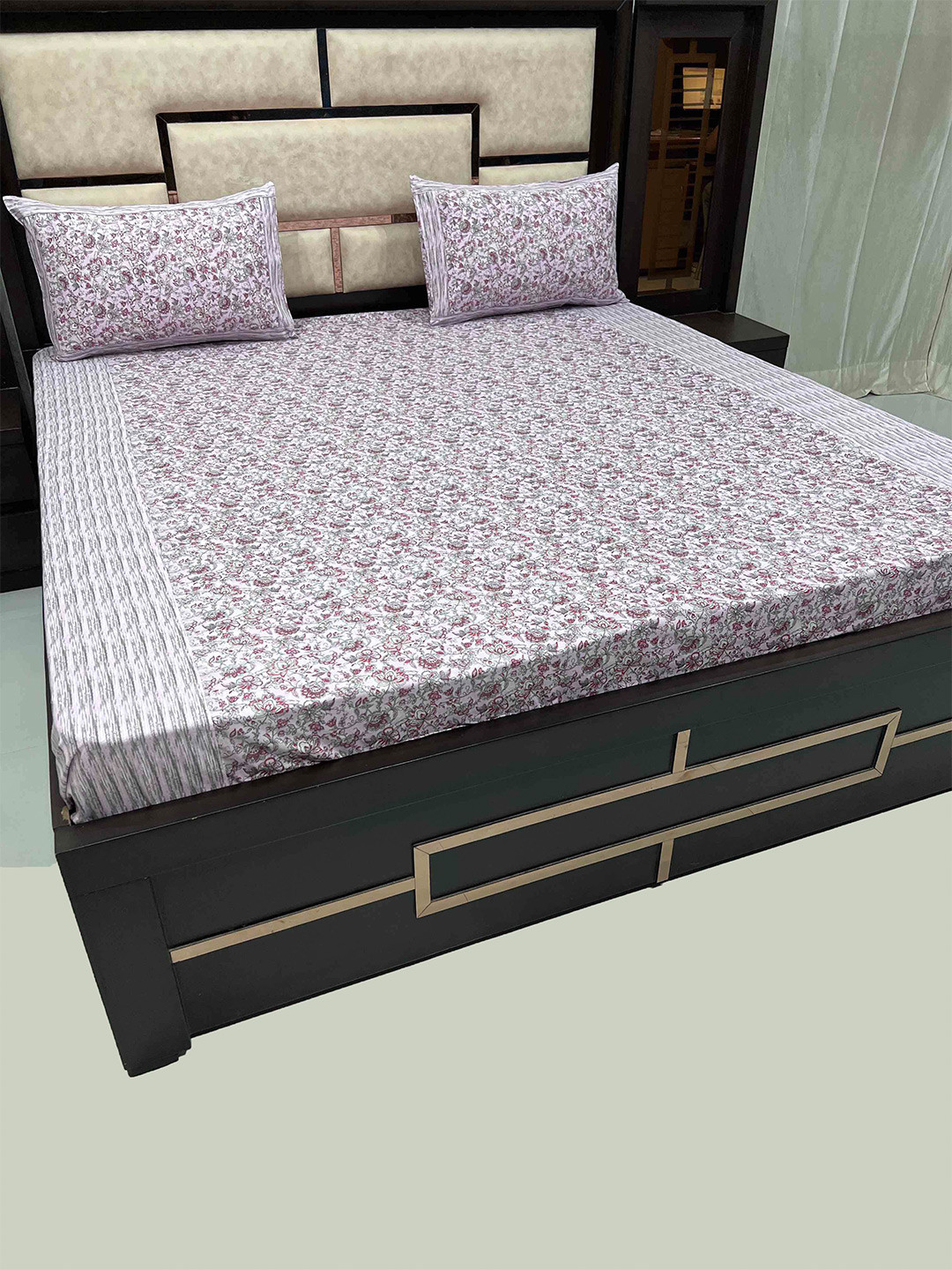 

Pure Decor Evoque Pink & White Floral Printed 350 TC King Bedsheet & 2 Pillow Covers