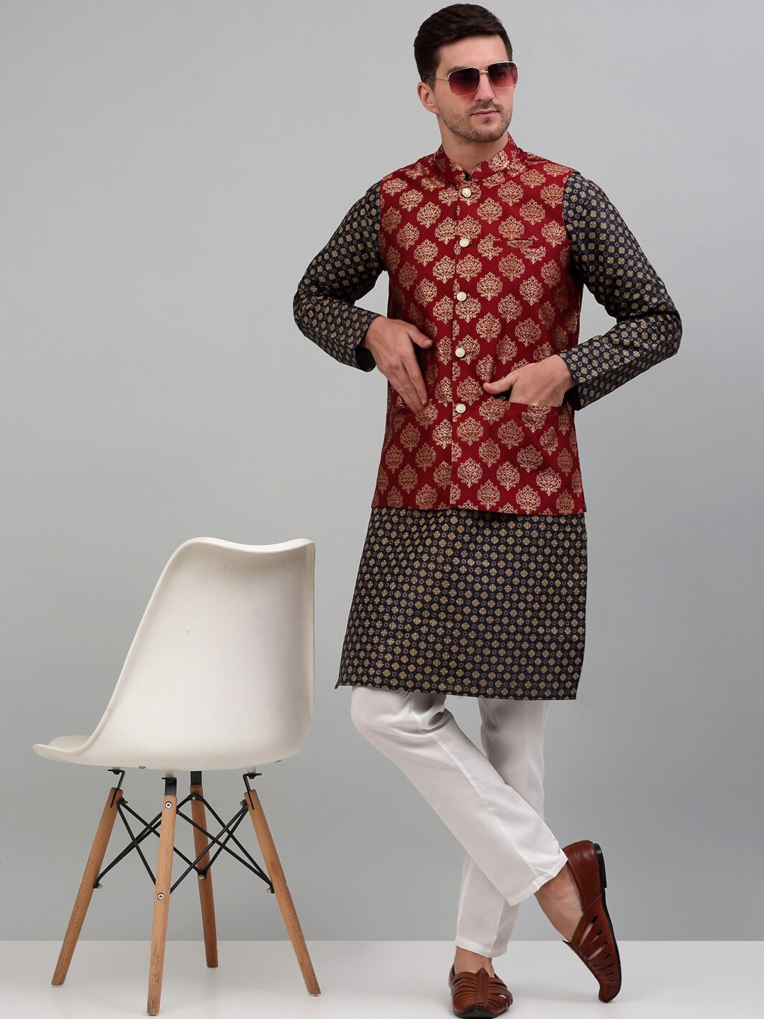 

Jompers Ethnic Woven Design Kurta with Pyjamas & Nehru Jacket, Maroon