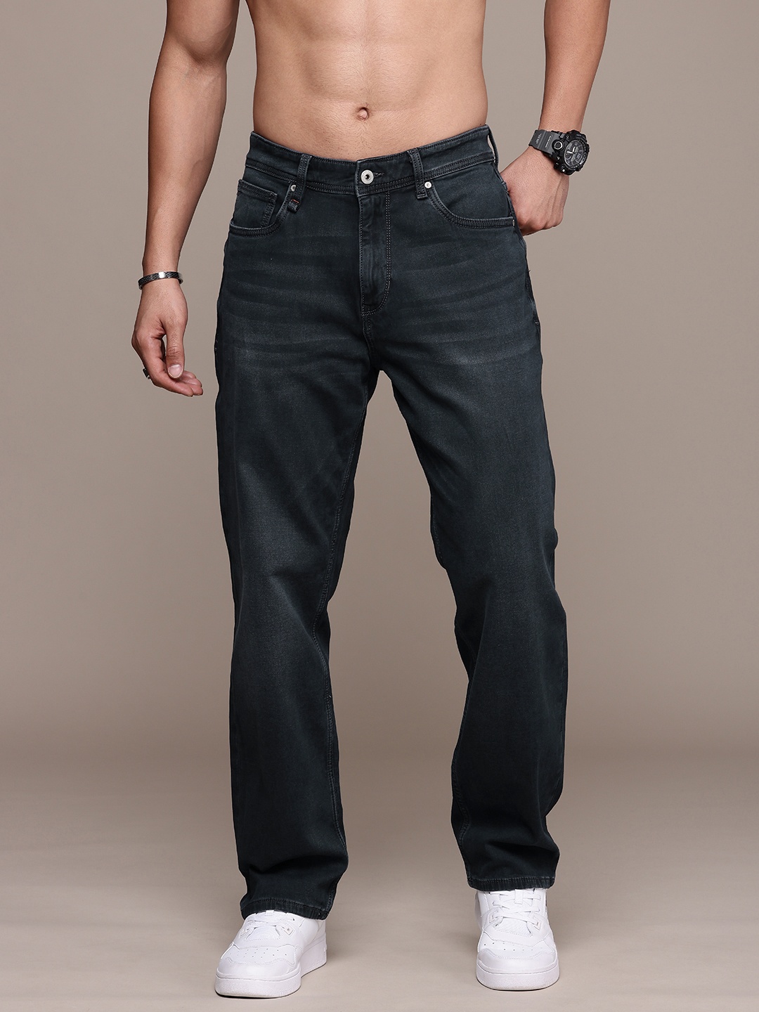 

The Roadster Life Co. Men Straight Fit Light Fade Stretchable Jeans, Black