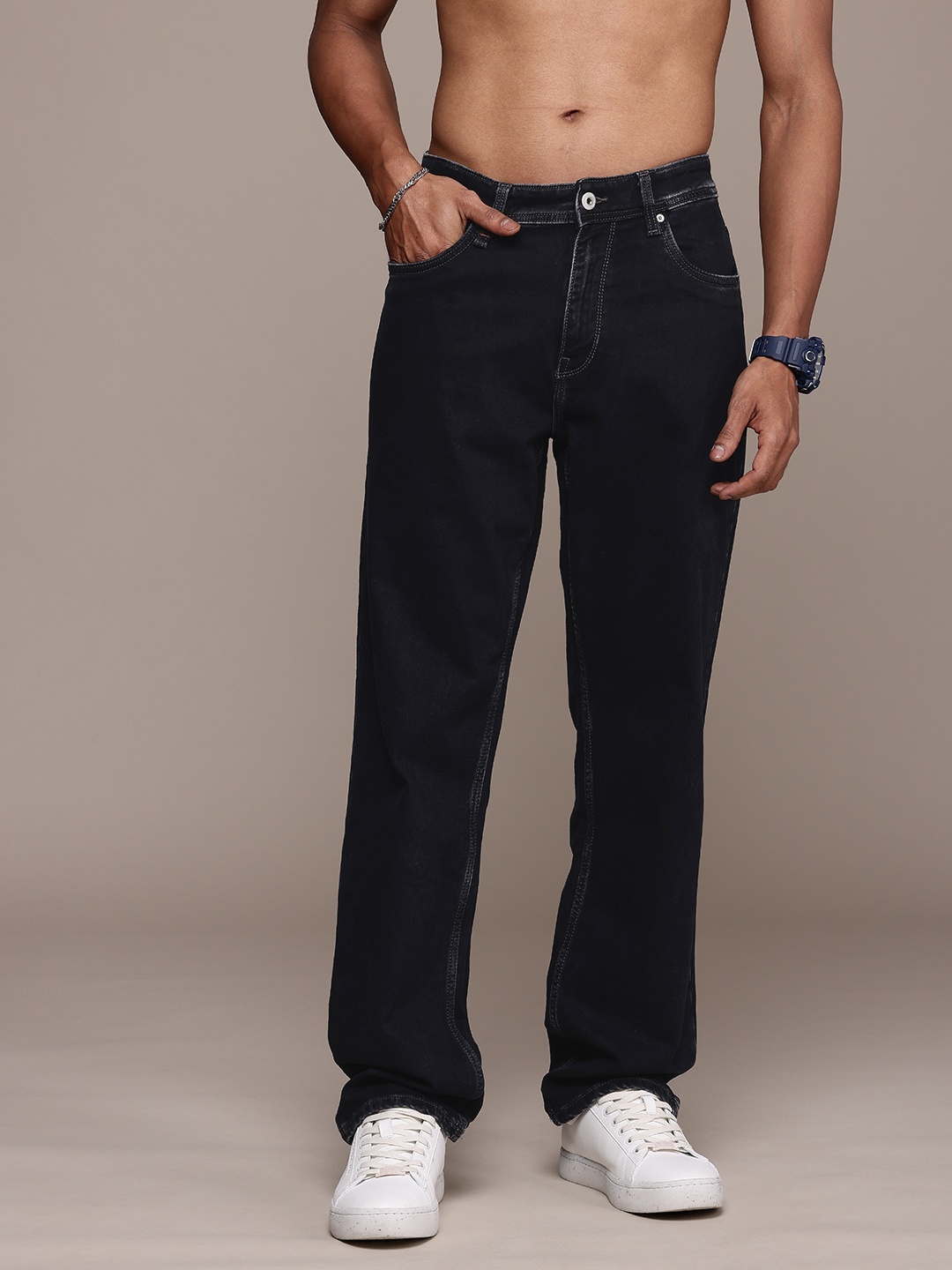

The Roadster Life Co. Men Straight Fit Light Fade Stretchable Jeans, Black