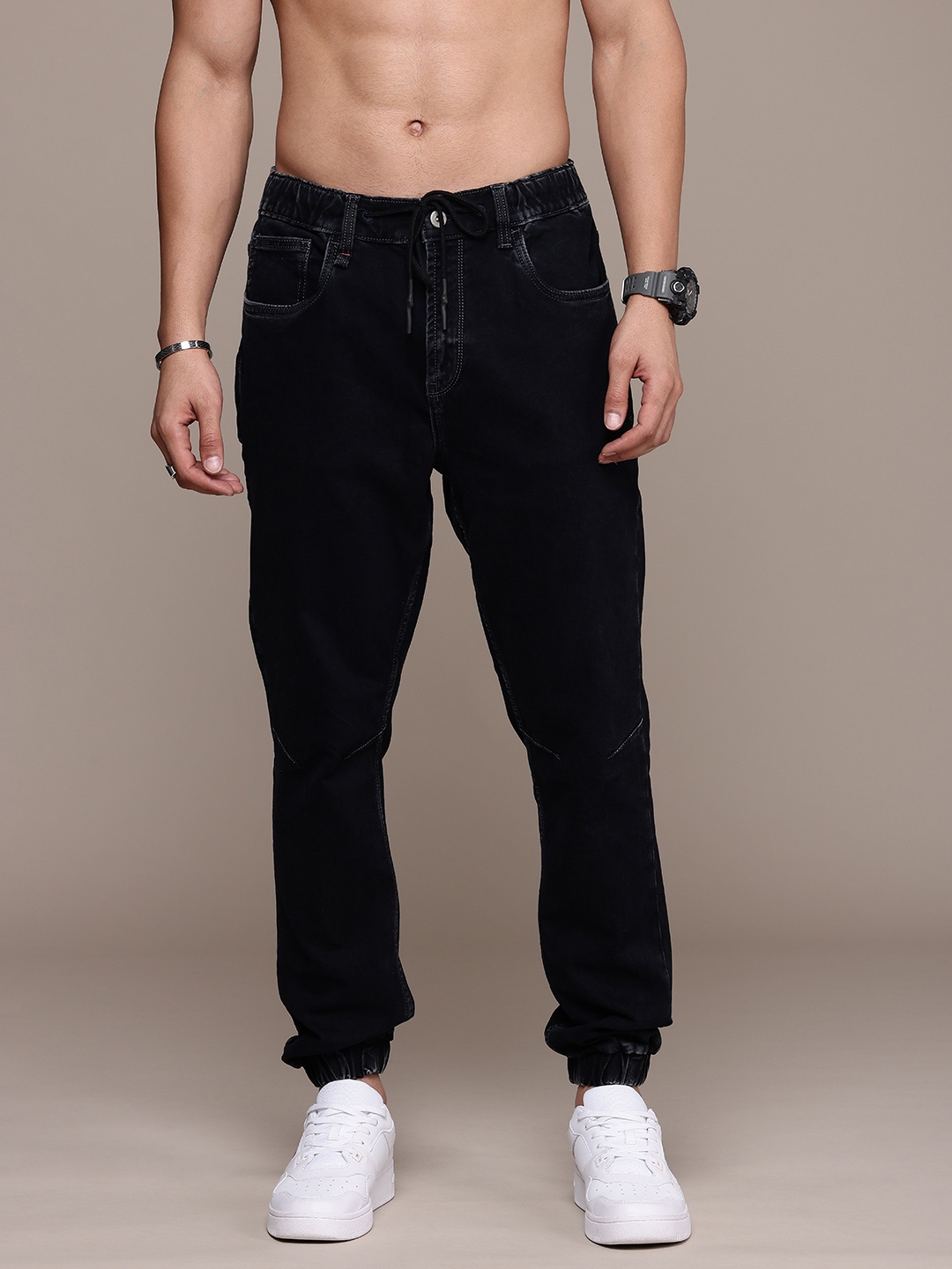 

The Roadster Life Co. Men Light Fade Stretchable Jogger Jeans, Black