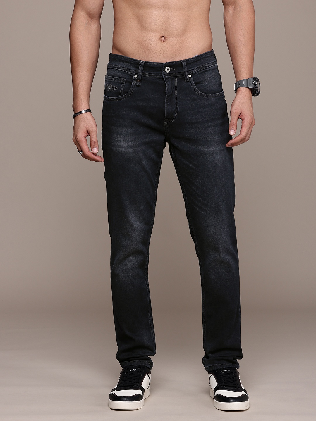 

The Roadster Life Co. Men Slim Fit Light Fade Stretchable Jeans, Blue