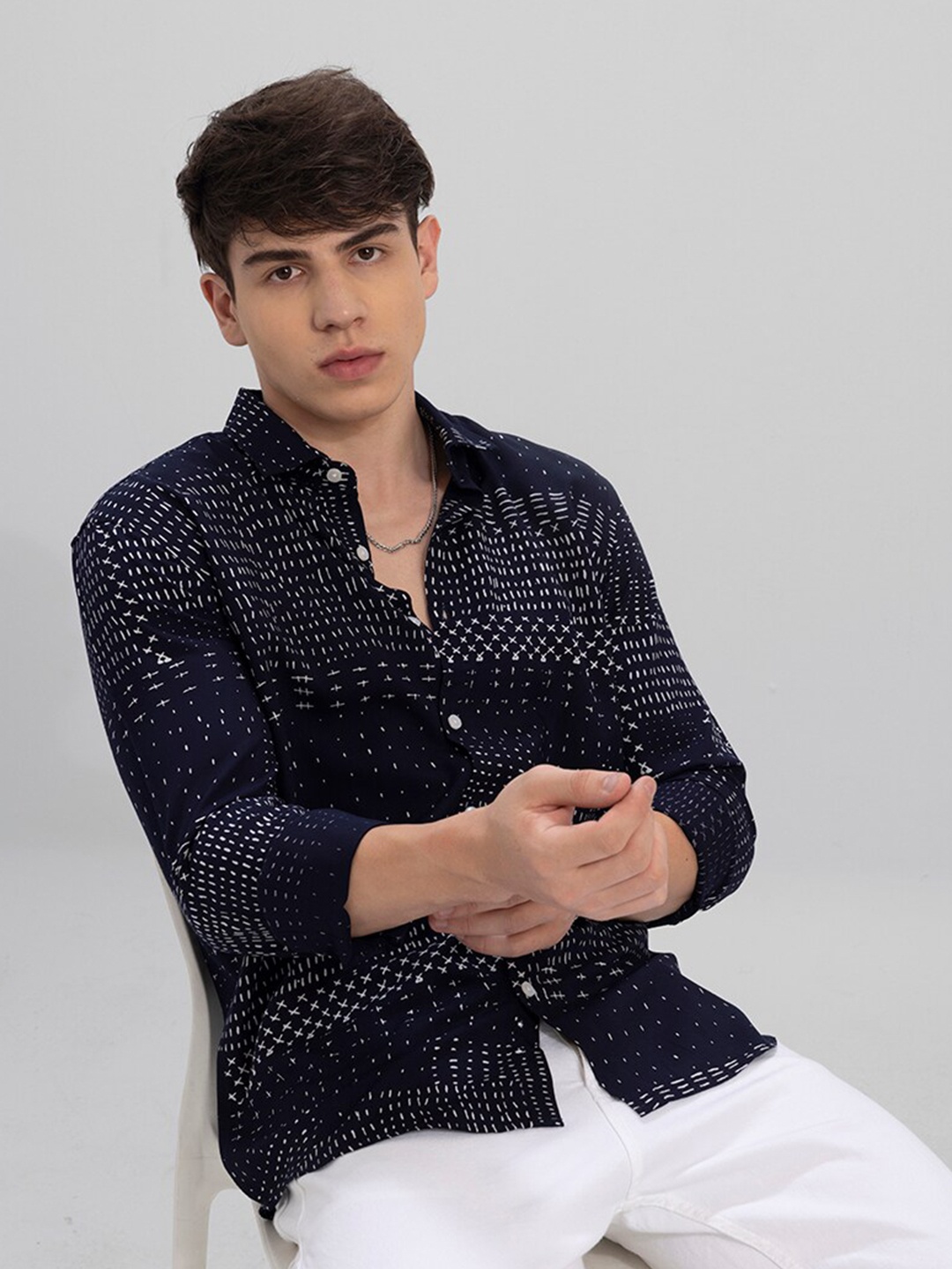 

Snitch Men Navy Blue & White Printed Slim Fit Opaque Casual Shirt