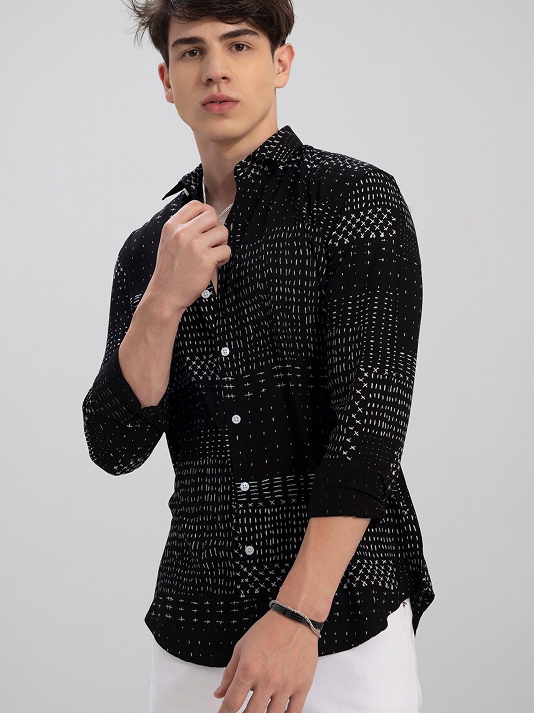 

Snitch Men Black & White Slim Fit Opaque Printed Casual Shirt