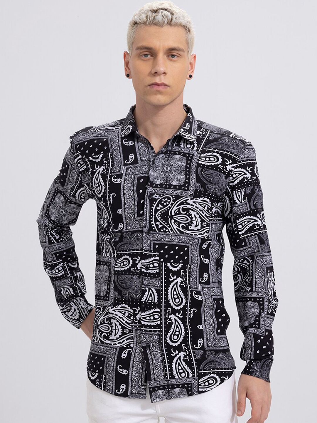 

Snitch Men Black & White Printed Slim Fit Opaque Casual Shirt