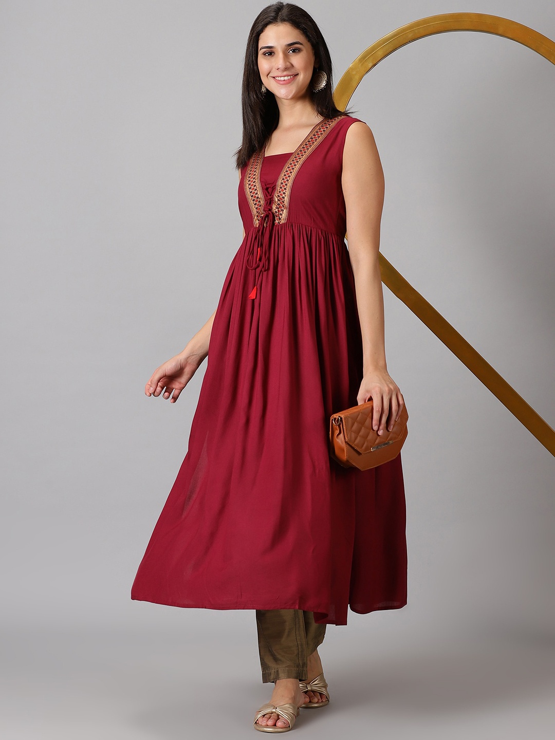 

PURSHOTTAM WALA V-Neck Sleeveless Thread Work Front Slit A-Line Kurta, Maroon