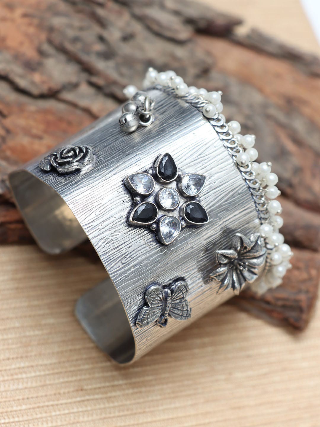 

Ozanoo Women Silver-Plated Oxidised Kada Bracelet