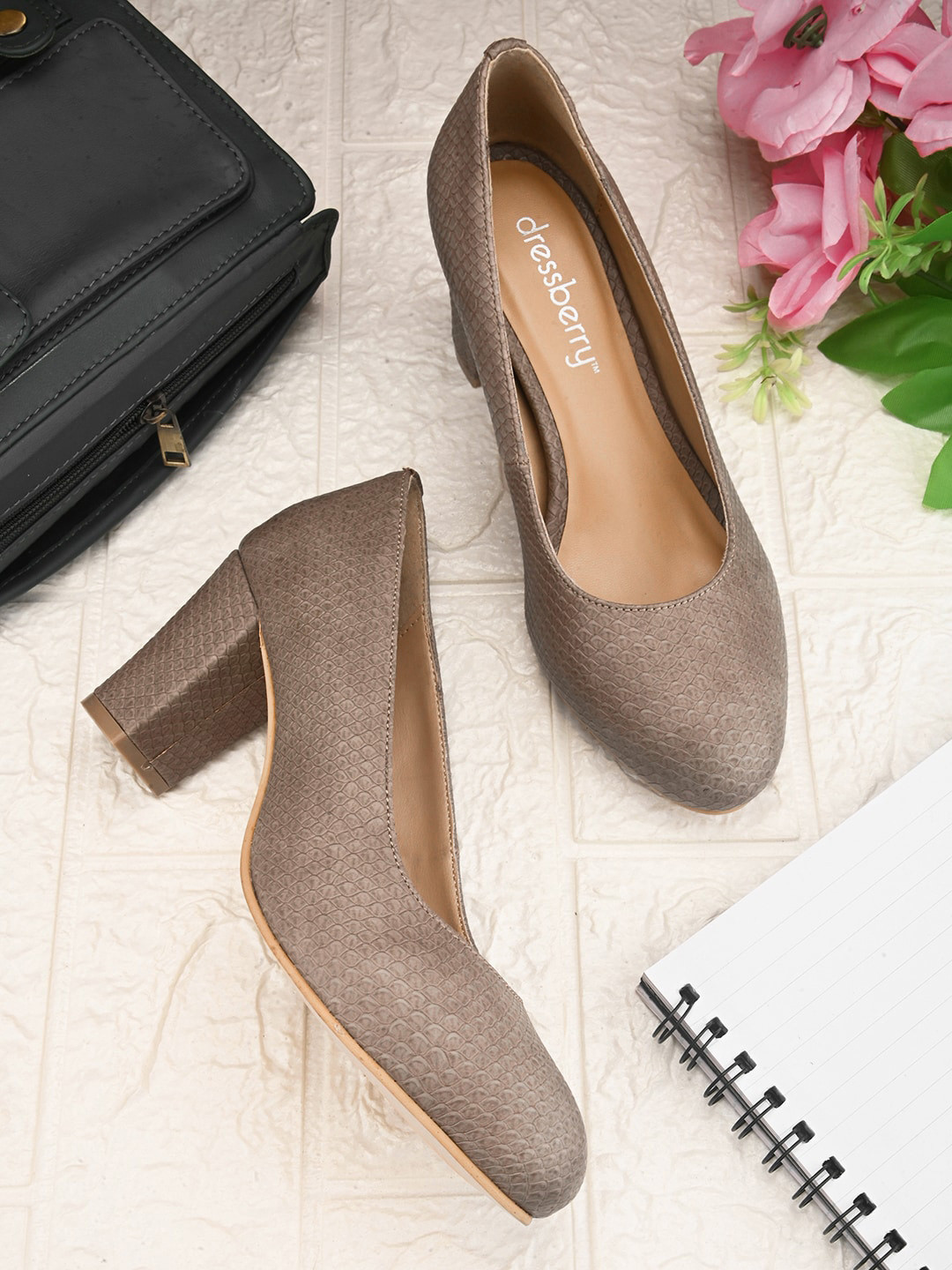 

DressBerry Khaki Textured Block Pumps