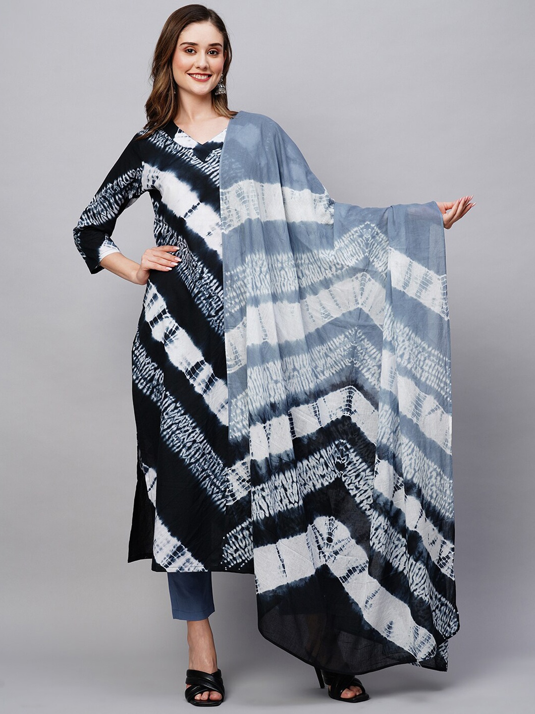 

KALINI Absract Dyed Kurta with Trousers & Dupatta, Navy blue