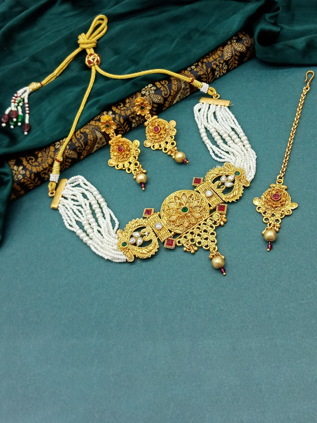 

AASHISH IMITATION Gold-Plated Kundan-Studded & Beaded Jewellery Set