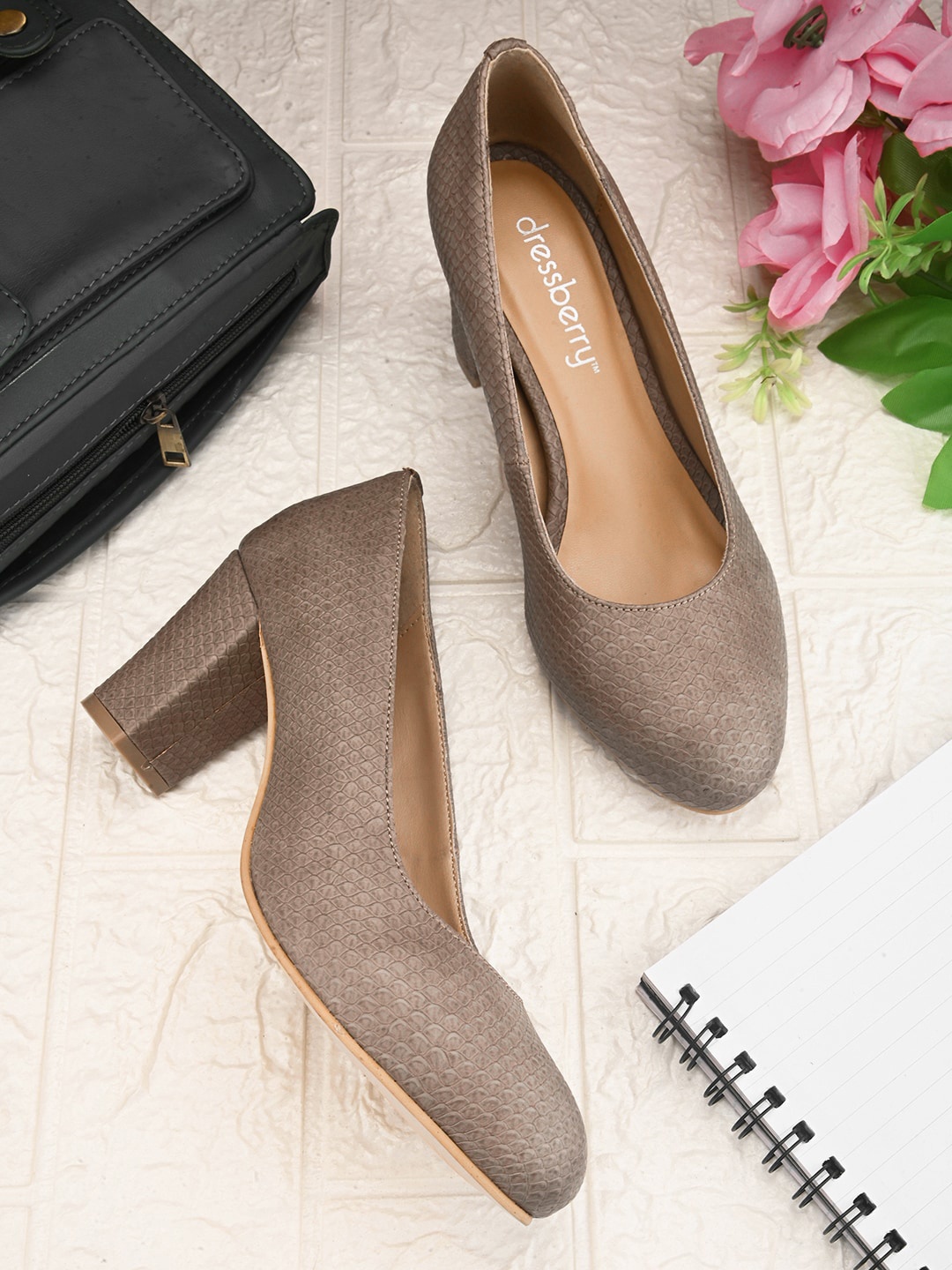 

DressBerry Khaki Textured Block Pumps