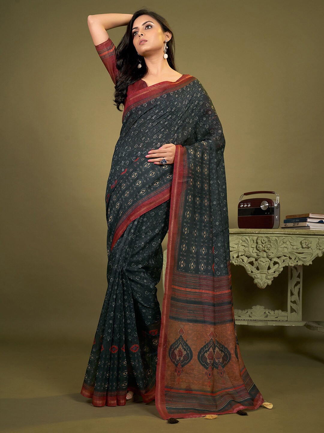 

Mitera Grey & Maroon Ethnic Motifs Printed Zari Saree